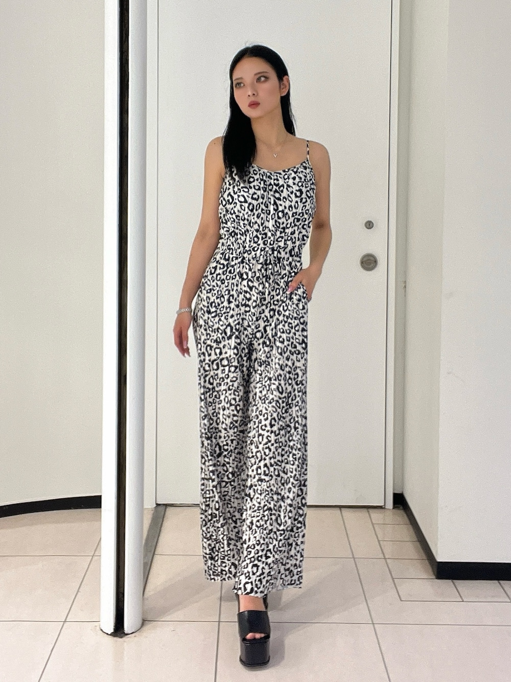 その他のつなぎ/オールインワン、ブラック系のサンダルを着用したレディースの春コーディネートの2枚目の写真