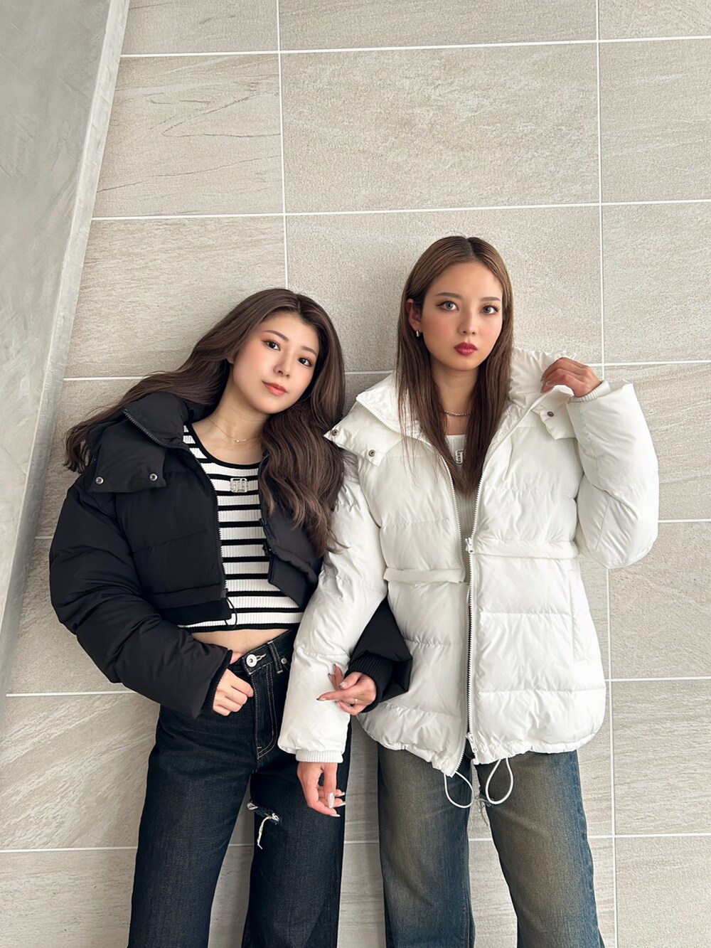 ブラック系のダウンジャケット/コート、ホワイト系のダウンジャケット/コート、その他のニット/セーターを着用したレディースの冬コーディネートの2枚目の写真