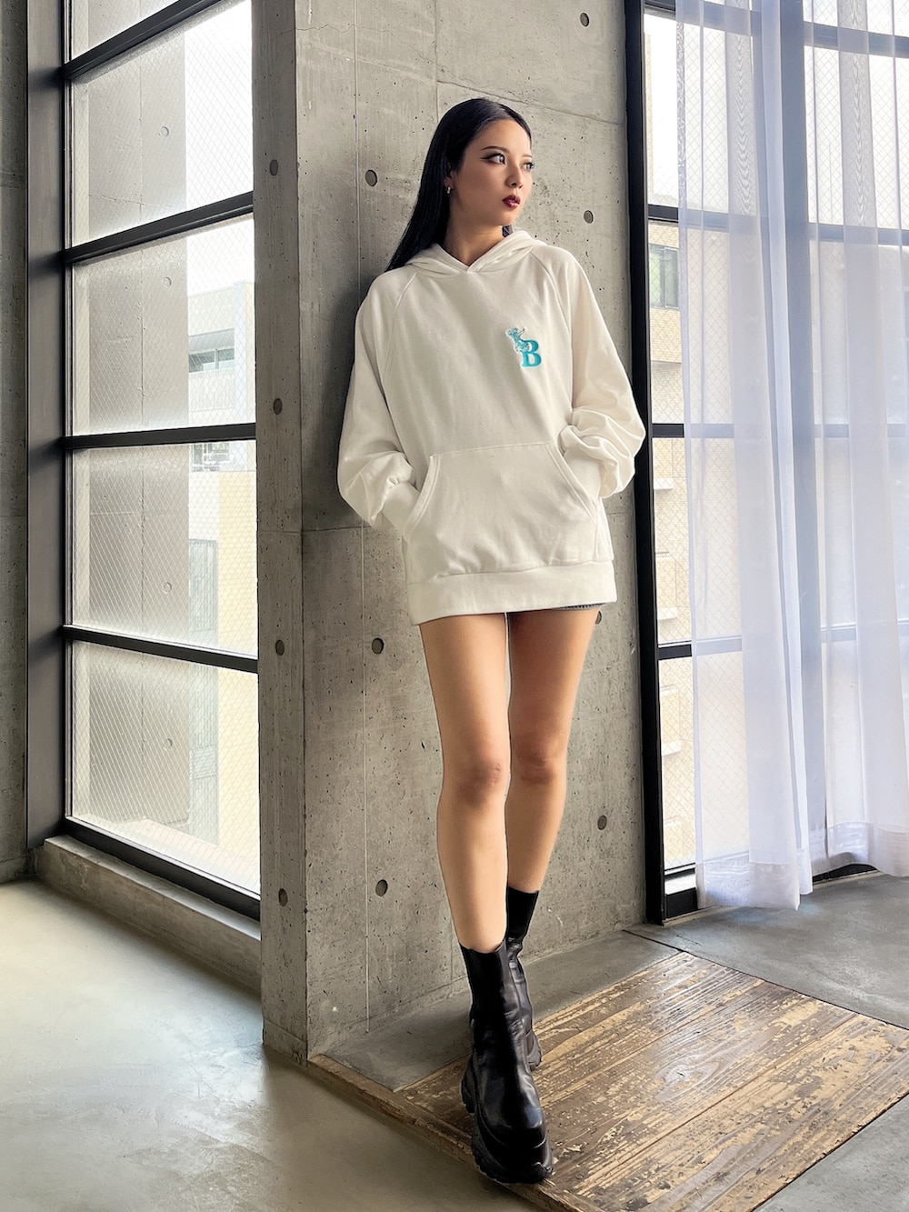 ホワイト系のパーカーを着用したレディースの冬コーディネートの3枚目の写真