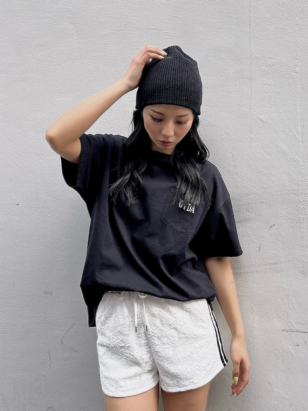 ブラック系のTシャツ/カットソー、ホワイト系のその他パンツを着用したレディースの春コーディネートの3枚目の写真