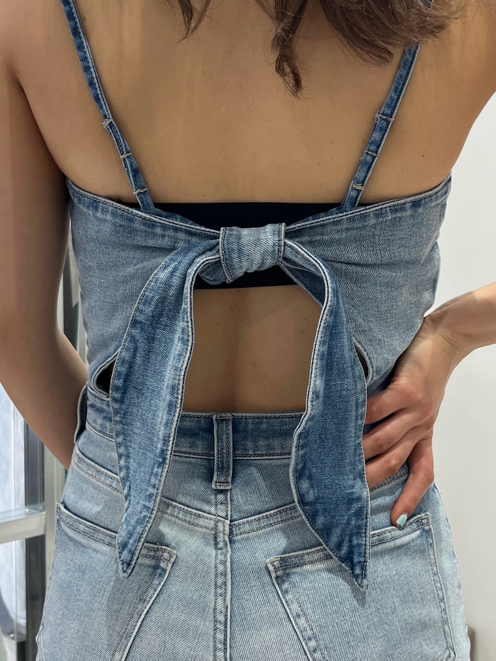ブルー系のサロペット/オーバーオール、ベージュ系のパンプスを着用したレディースの冬コーディネートの4枚目の写真