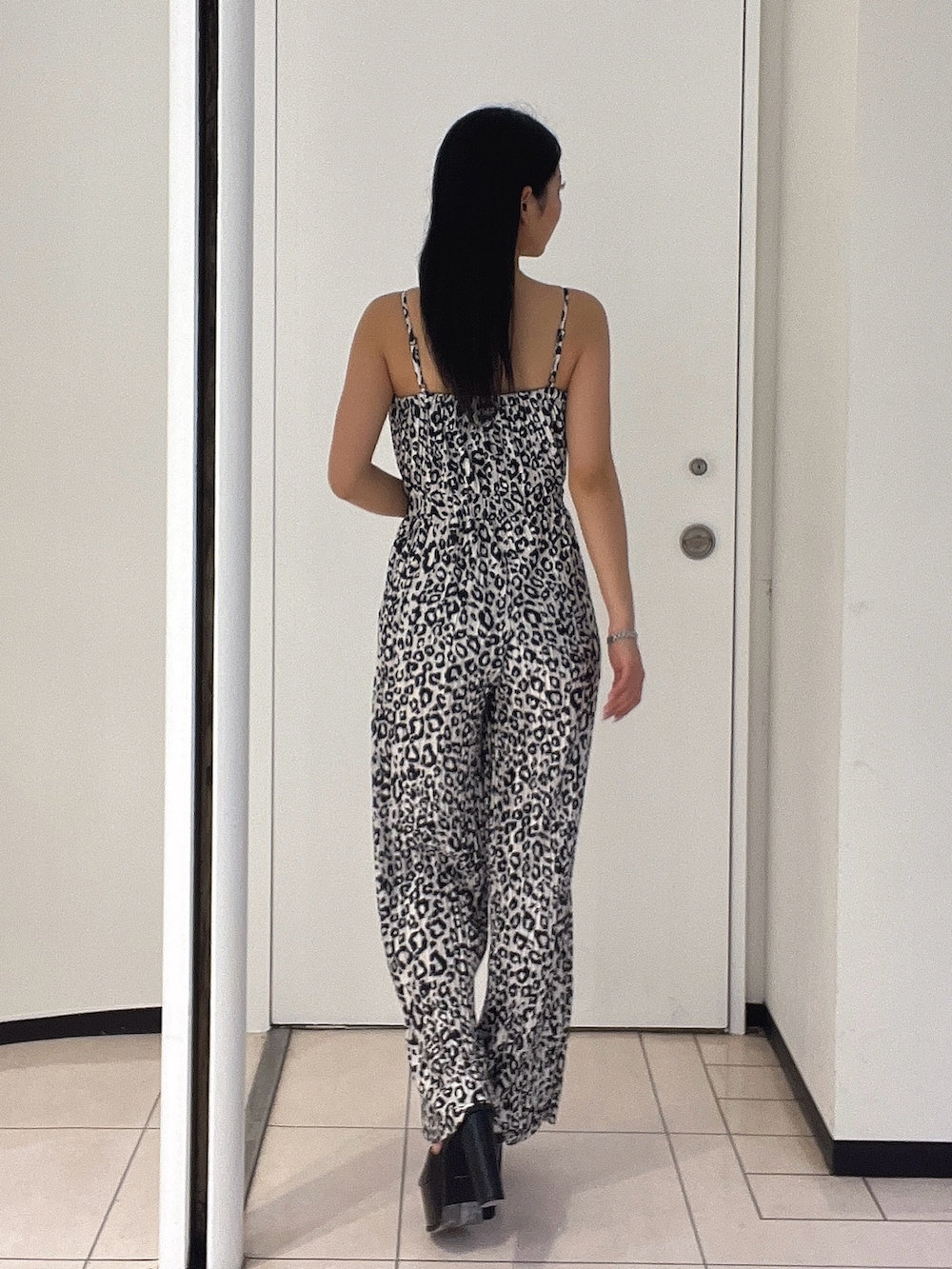 その他のつなぎ/オールインワン、ブラック系のサンダルを着用したレディースの春コーディネートの5枚目の写真