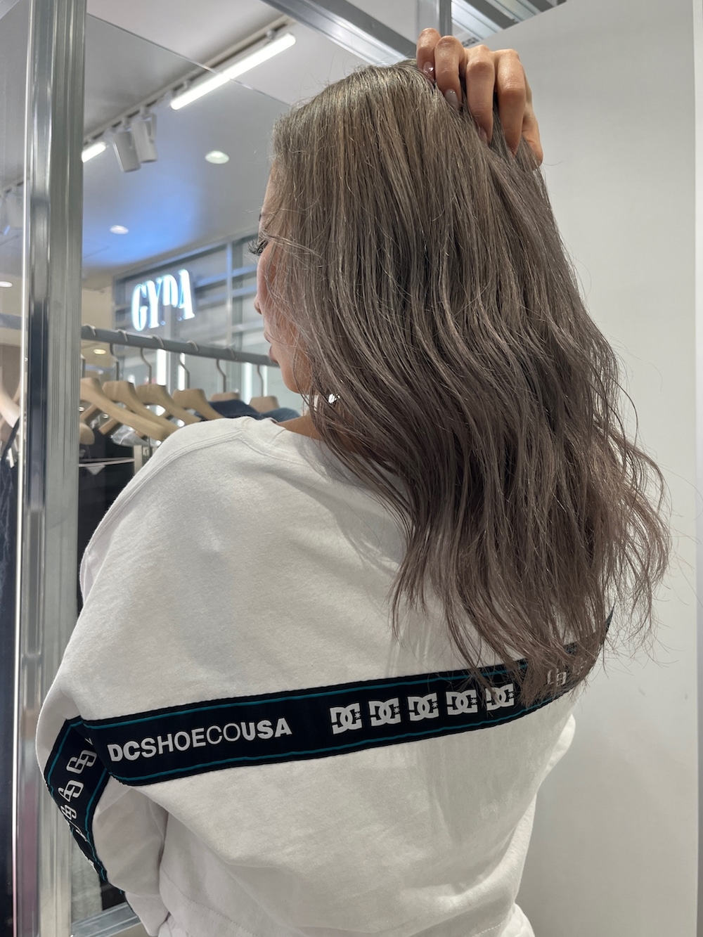 ホワイト系のTシャツ/カットソー、ホワイト系のスウェットパンツ、ブラック系のパンプスを着用したレディースの春コーディネートの2枚目の写真