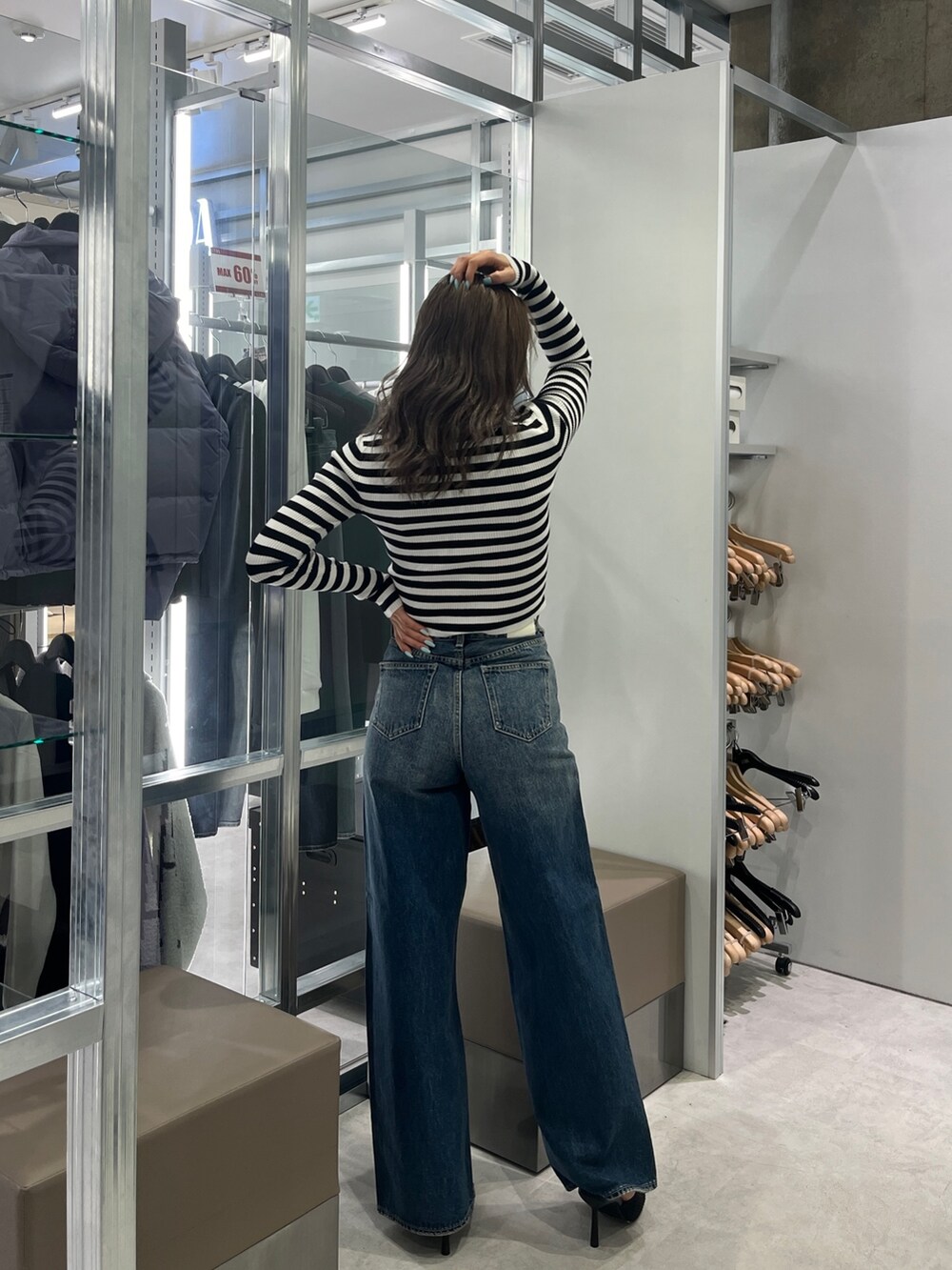 その他のニット/セーター、ブルー系のデニムパンツ、ブラック系のパンプスを着用したレディースの冬コーディネートの2枚目の写真