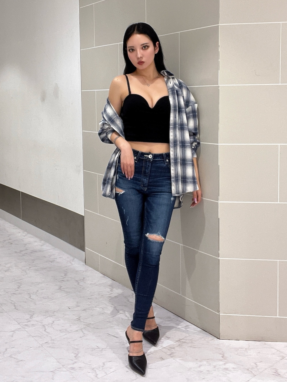 ブラック系のキャミソール、ブルー系のシャツ/ブラウス、ブルー系のデニムパンツを着用したレディースの春コーディネートの2枚目の写真