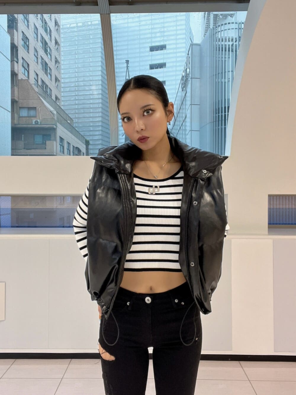 ブラック系のブーツ、その他のニット/セーター、ブラック系のダウンジャケット/コートを着用したレディースの秋コーディネートの5枚目の写真