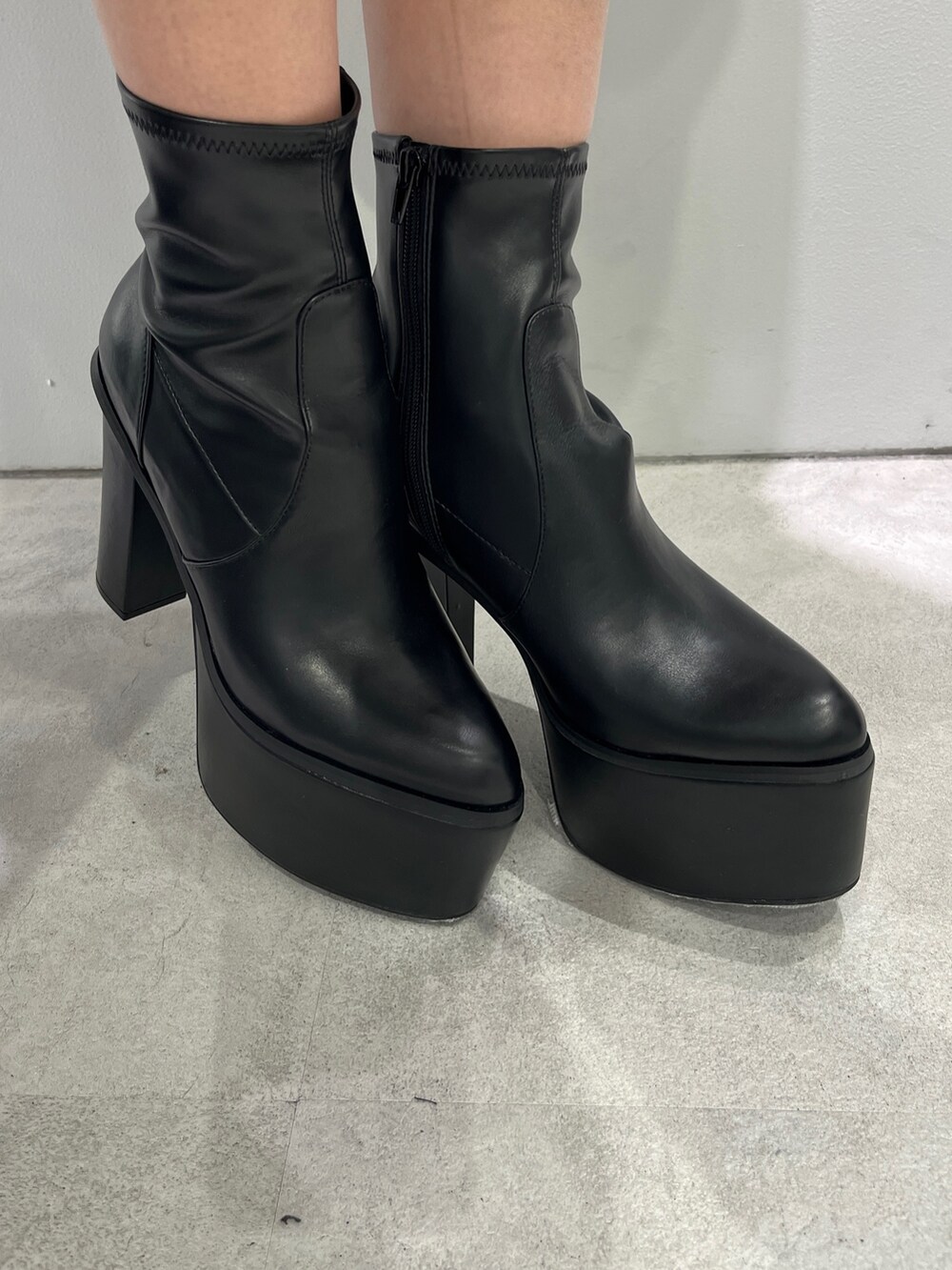 ブラック系のワンピース、ブラック系のブーツを着用したレディースの秋コーディネートの5枚目の写真