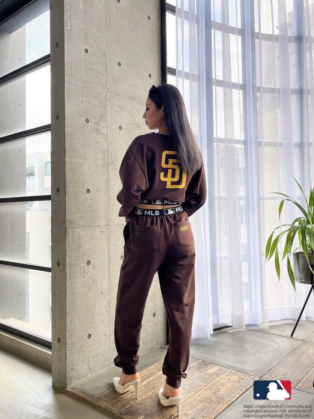 ブラウン系のスウェット、ブラウン系のスウェットパンツ、ホワイト系のパンプスを着用したレディースの春コーディネートの4枚目の写真