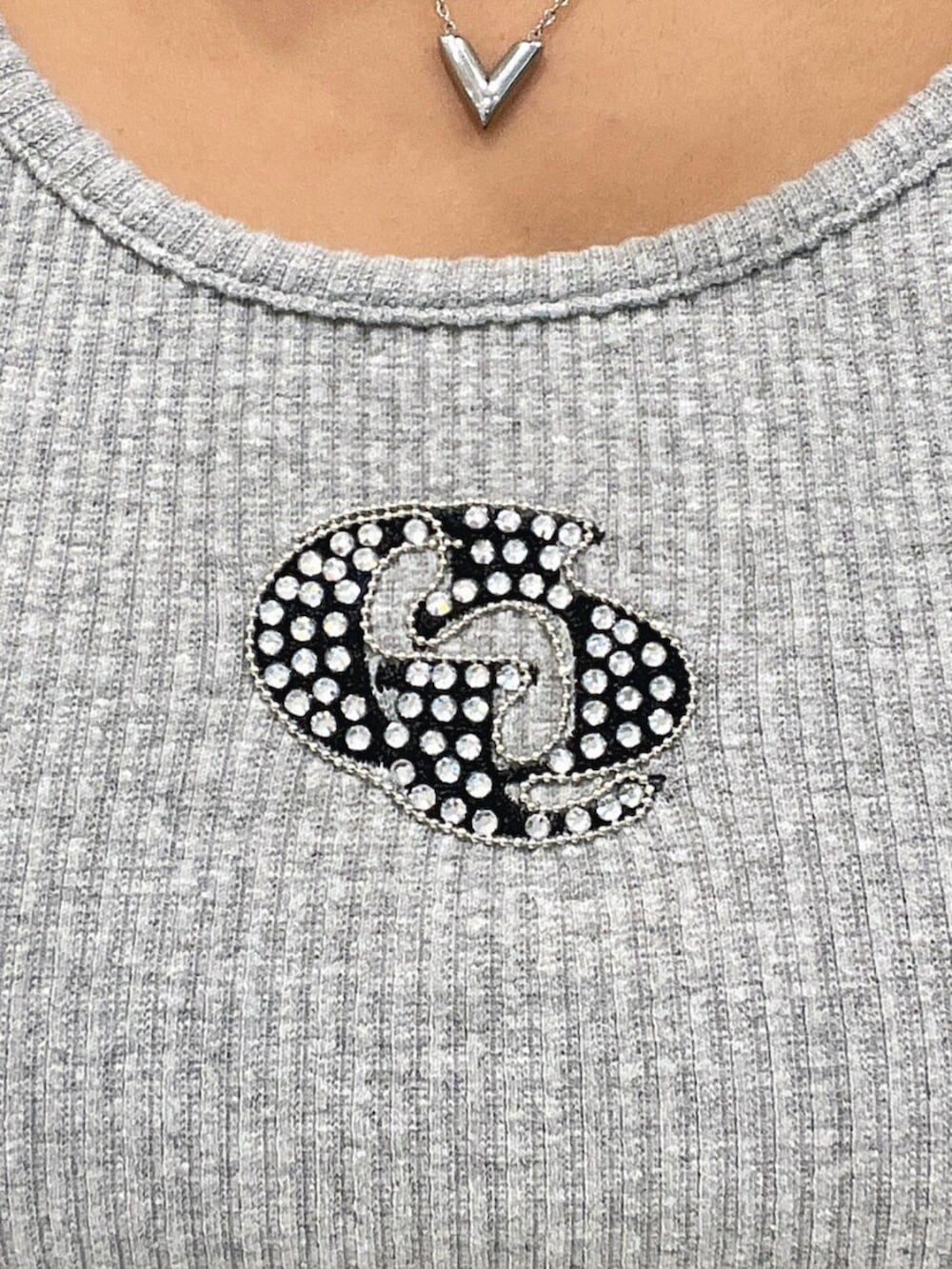 ブラック系のブーツ、ブラック系のスカート、グレー系のTシャツ/カットソーを着用したレディースの秋コーディネートの4枚目の写真