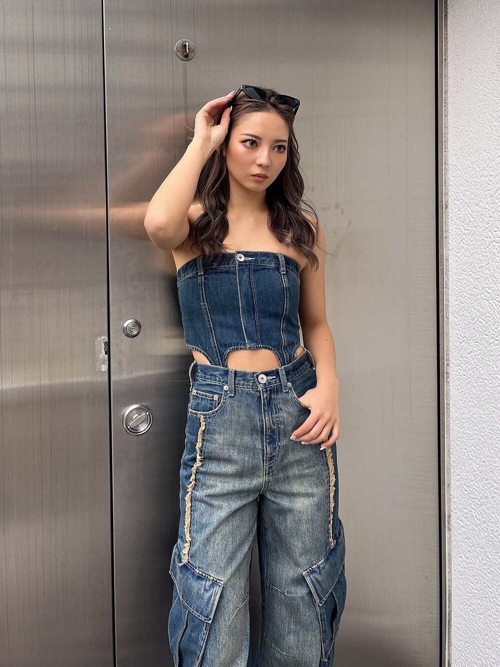 ブルー系のつなぎ/オールインワン、ブラック系のサンダル、ブラック系のサングラスを着用したレディースの夏コーディネートの4枚目の写真