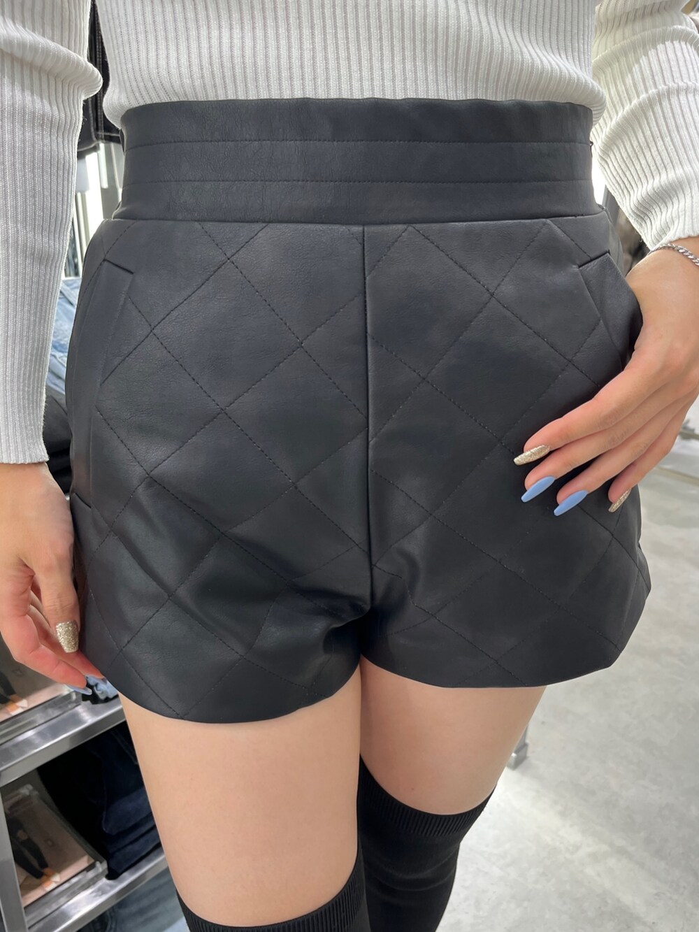 ブラック系のブーツ、ブラック系のその他パンツ、ホワイト系のニット/セーターを着用したレディースの秋コーディネートの4枚目の写真