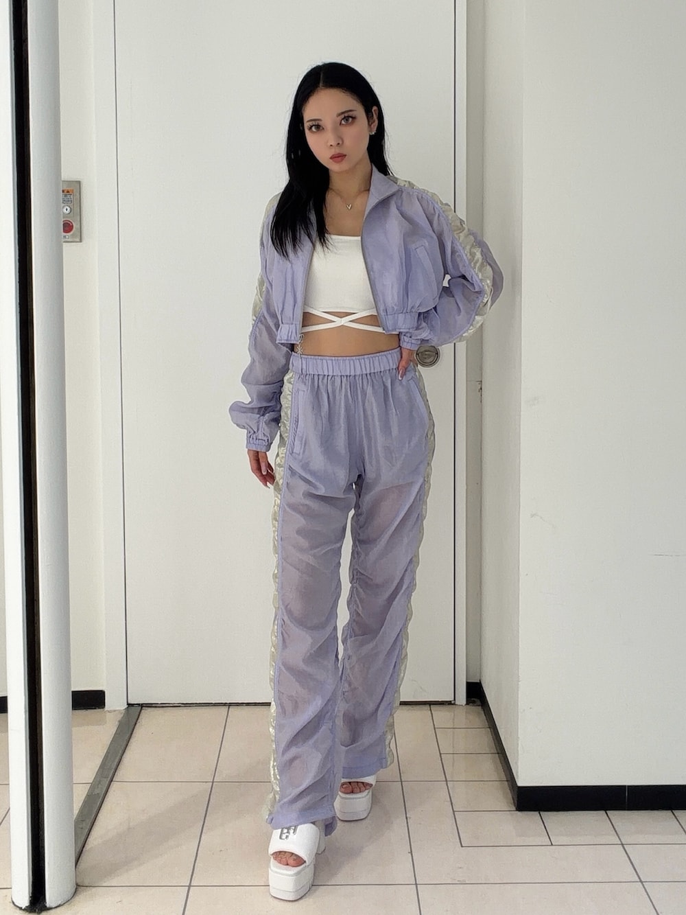 パープル系のブルゾン、パープル系のその他パンツ、ホワイト系のキャミソールを着用したレディースの春コーディネートの2枚目の写真