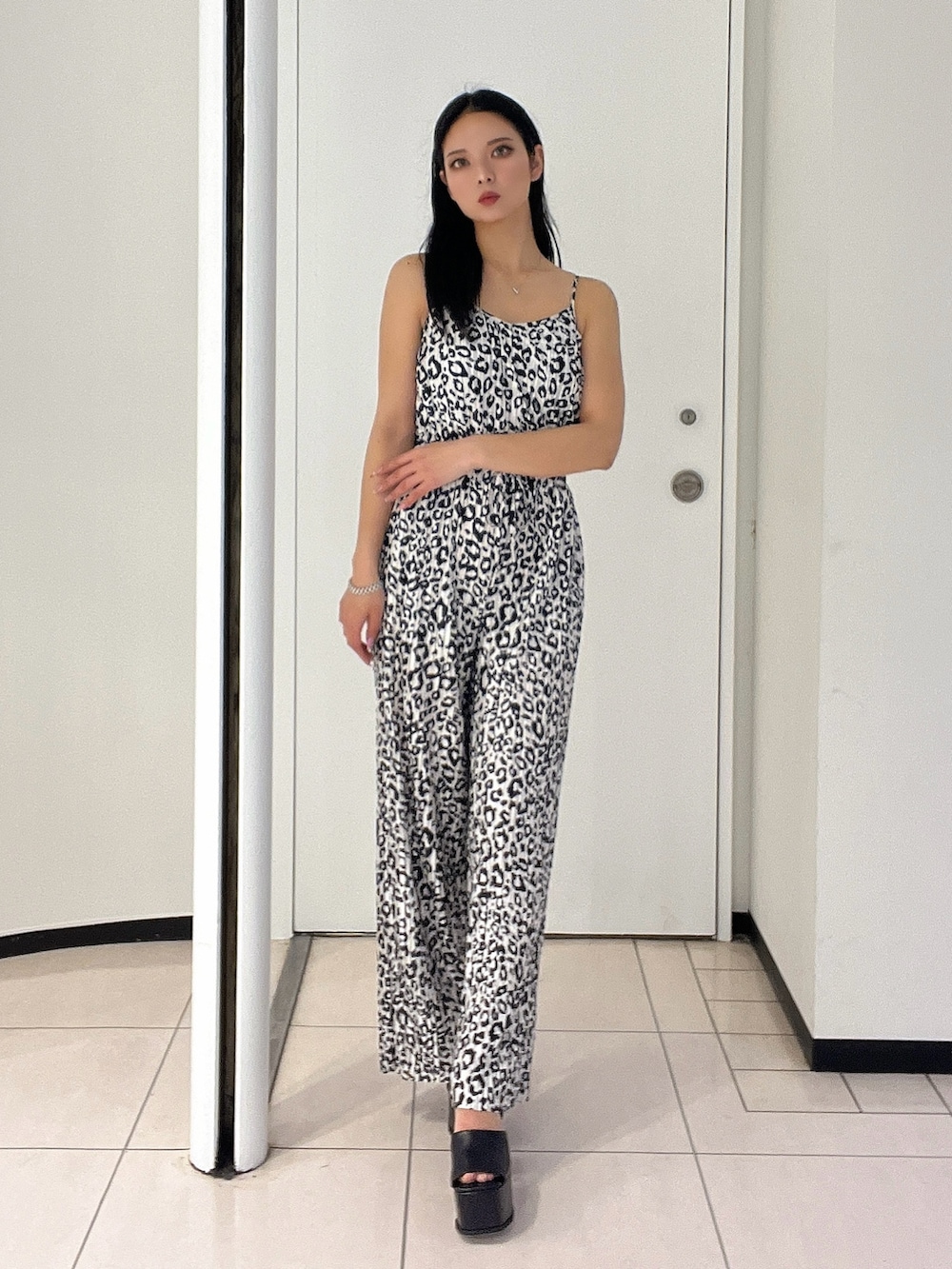 その他のつなぎ/オールインワン、ブラック系のサンダルを着用したレディースの春コーディネートの3枚目の写真