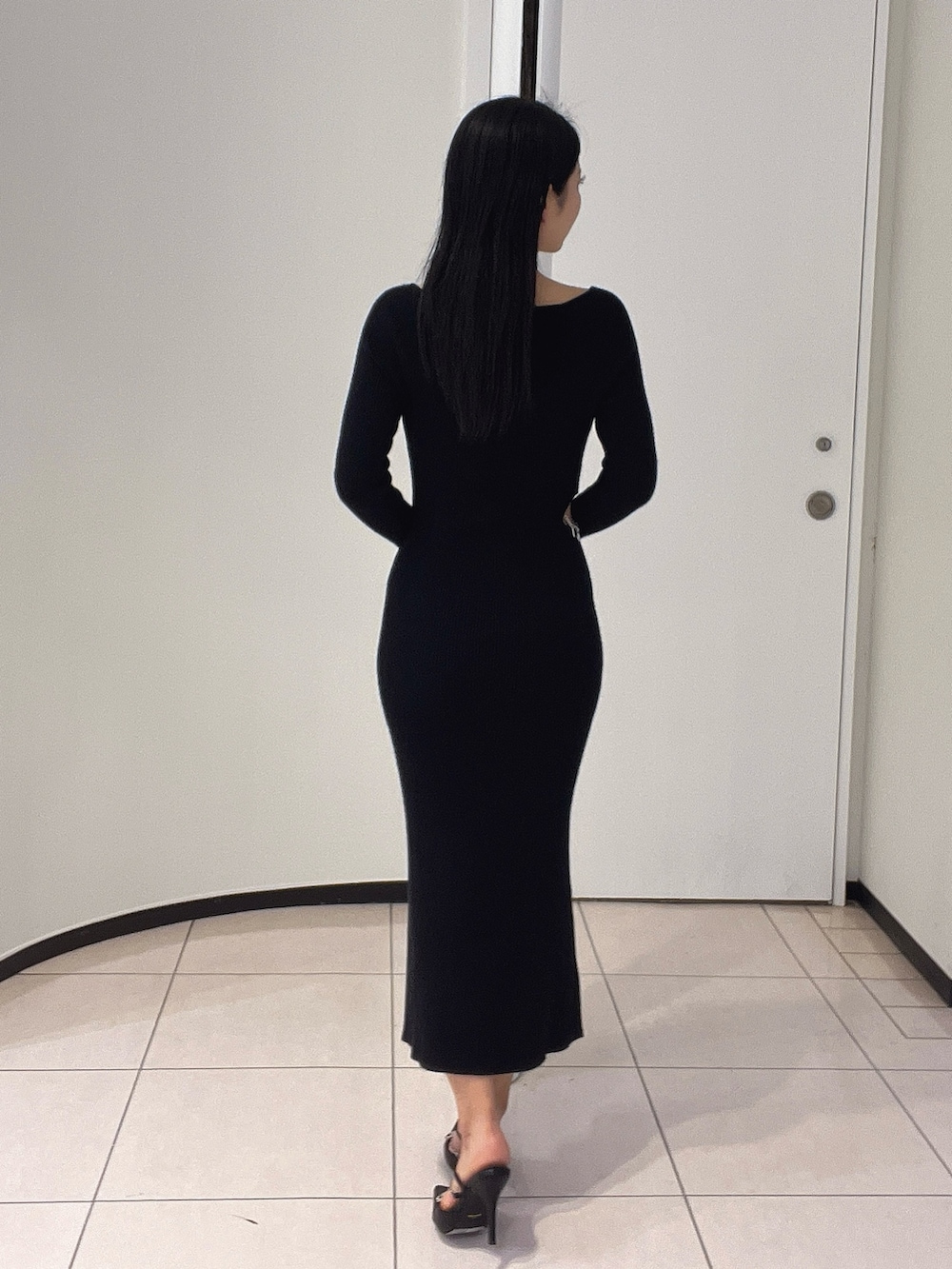 ブラック系のワンピース、ブラック系のパンプスを着用したレディースの春コーディネートの4枚目の写真