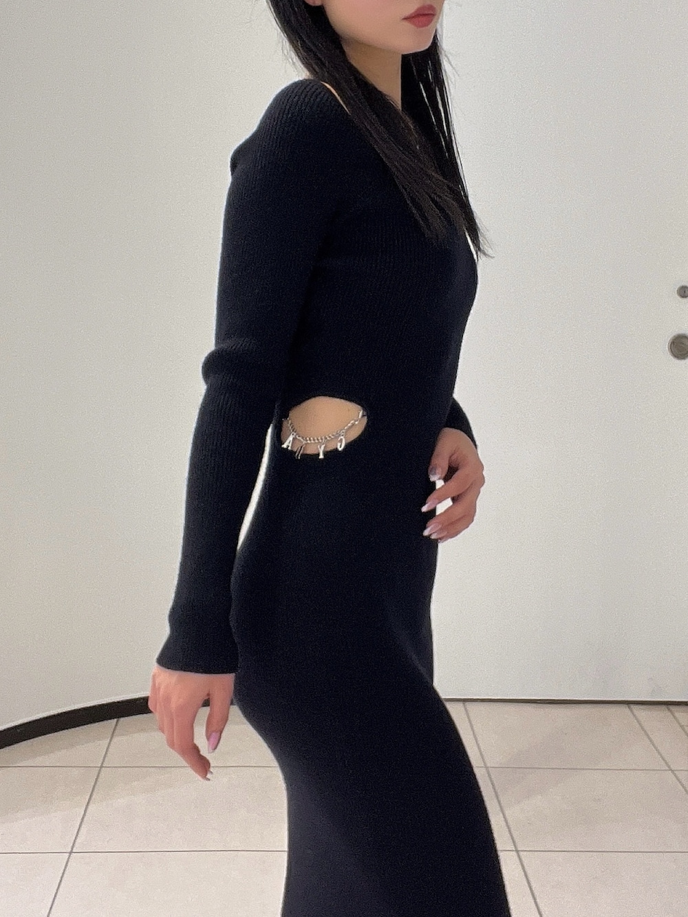 ブラック系のワンピース、ブラック系のパンプスを着用したレディースの春コーディネートの5枚目の写真