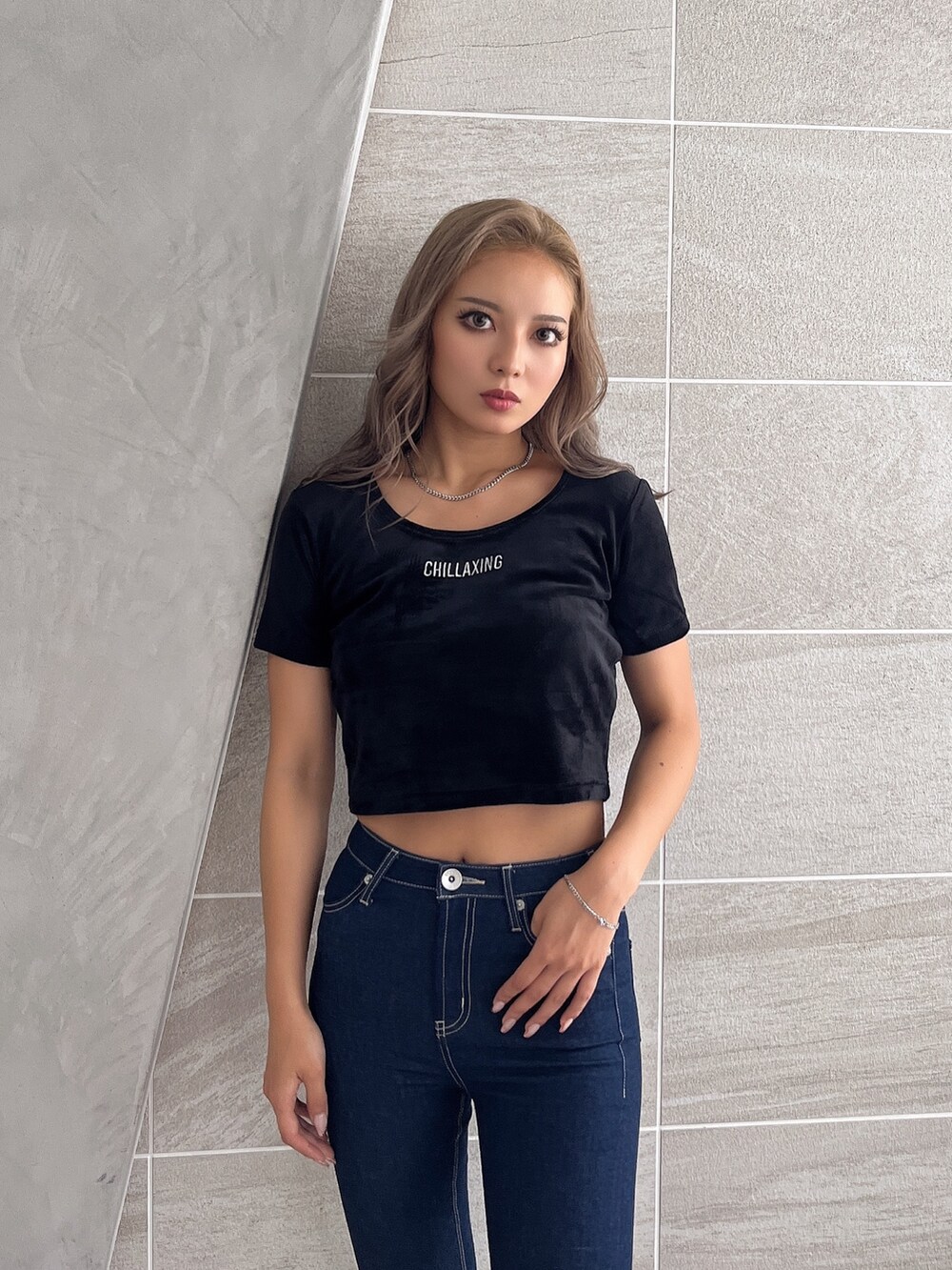 ブラック系のTシャツ/カットソー、ブルー系のデニムパンツを着用したレディースの夏コーディネートの2枚目の写真