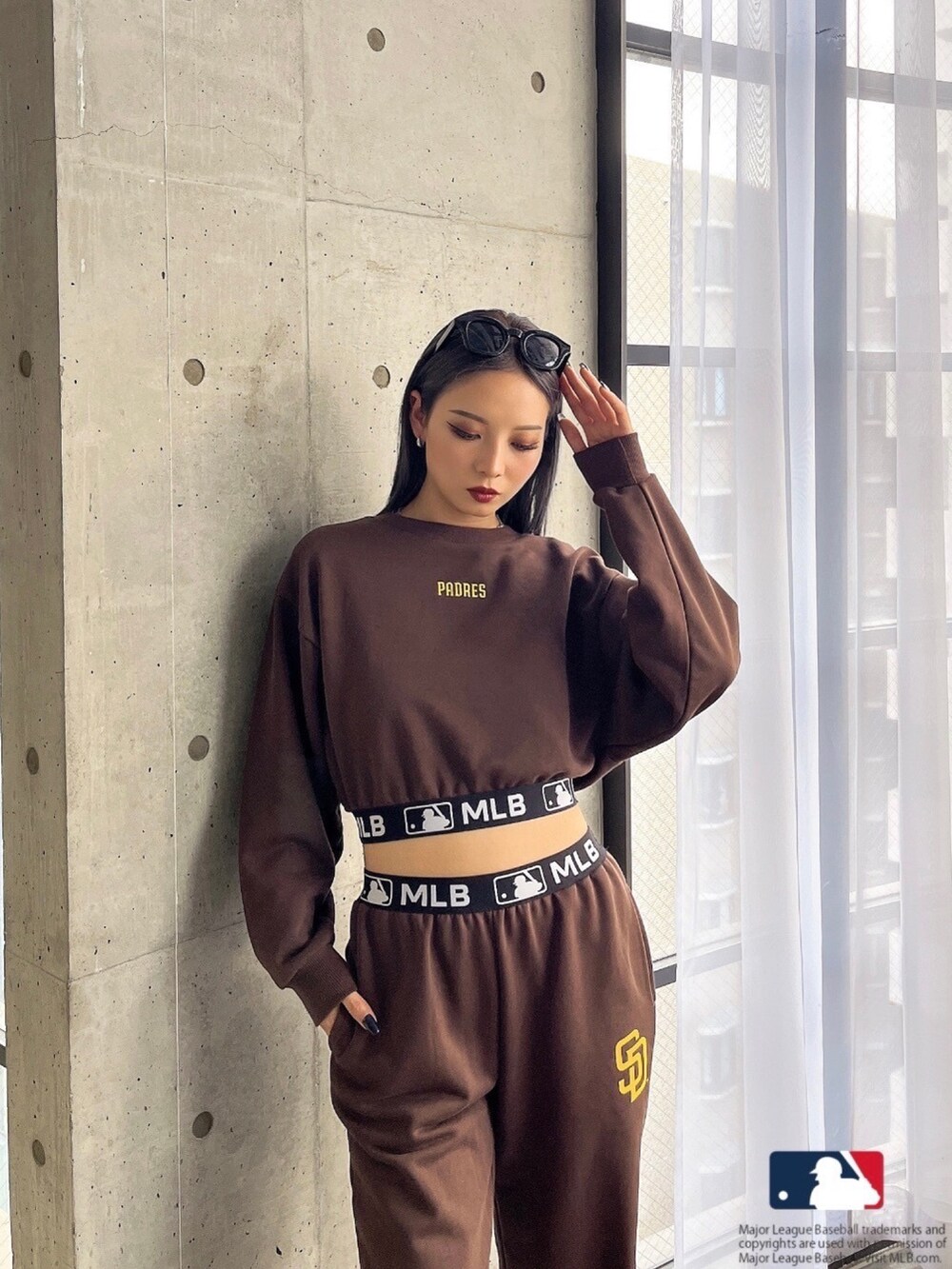 ブラウン系のスウェット、ブラウン系のスウェットパンツ、ホワイト系のパンプスを着用したレディースの春コーディネートの6枚目の写真