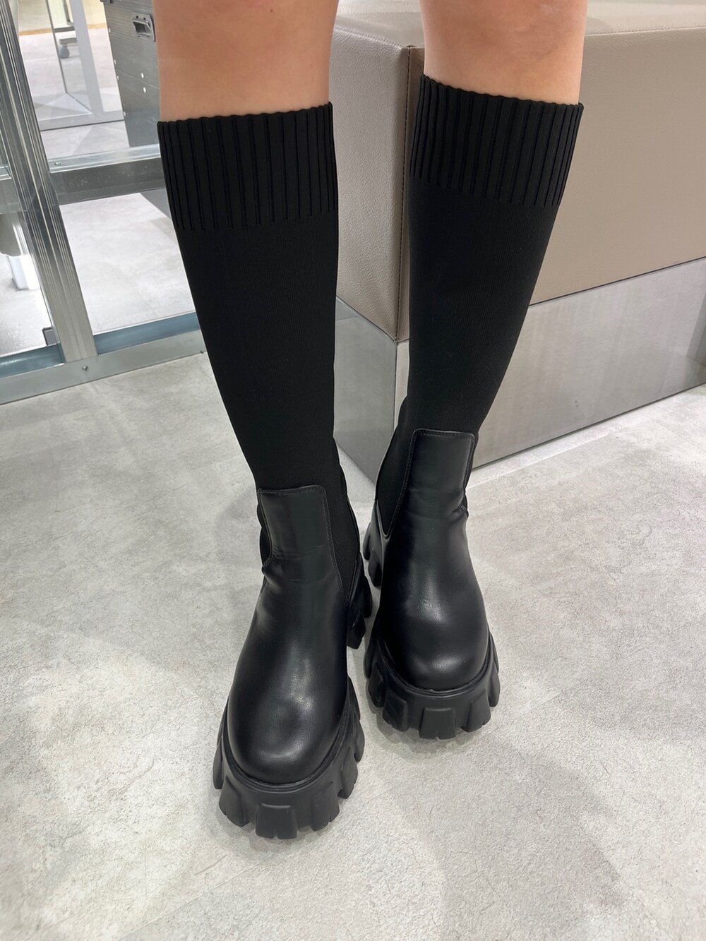 ホワイト系のタンクトップ、ブルー系のデニムジャケット、ブルー系のデニムスカートを着用したレディースの冬コーディネートの7枚目の写真