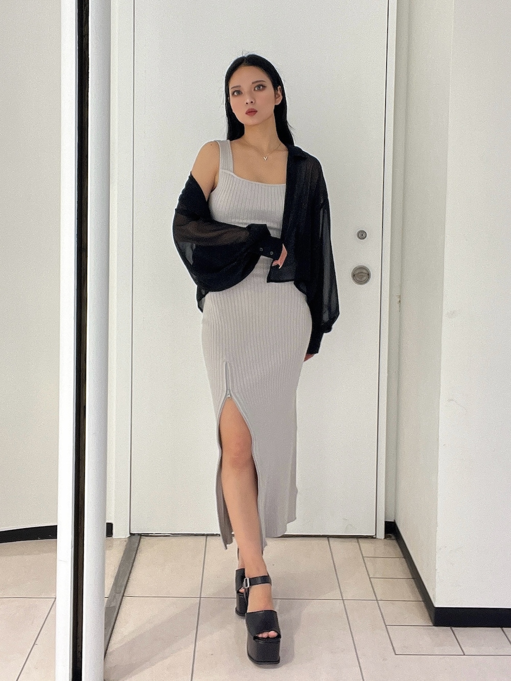 グレー系のワンピース、ブラック系のシャツ/ブラウス、ブラック系のサンダルを着用したレディースの春コーディネートの3枚目の写真