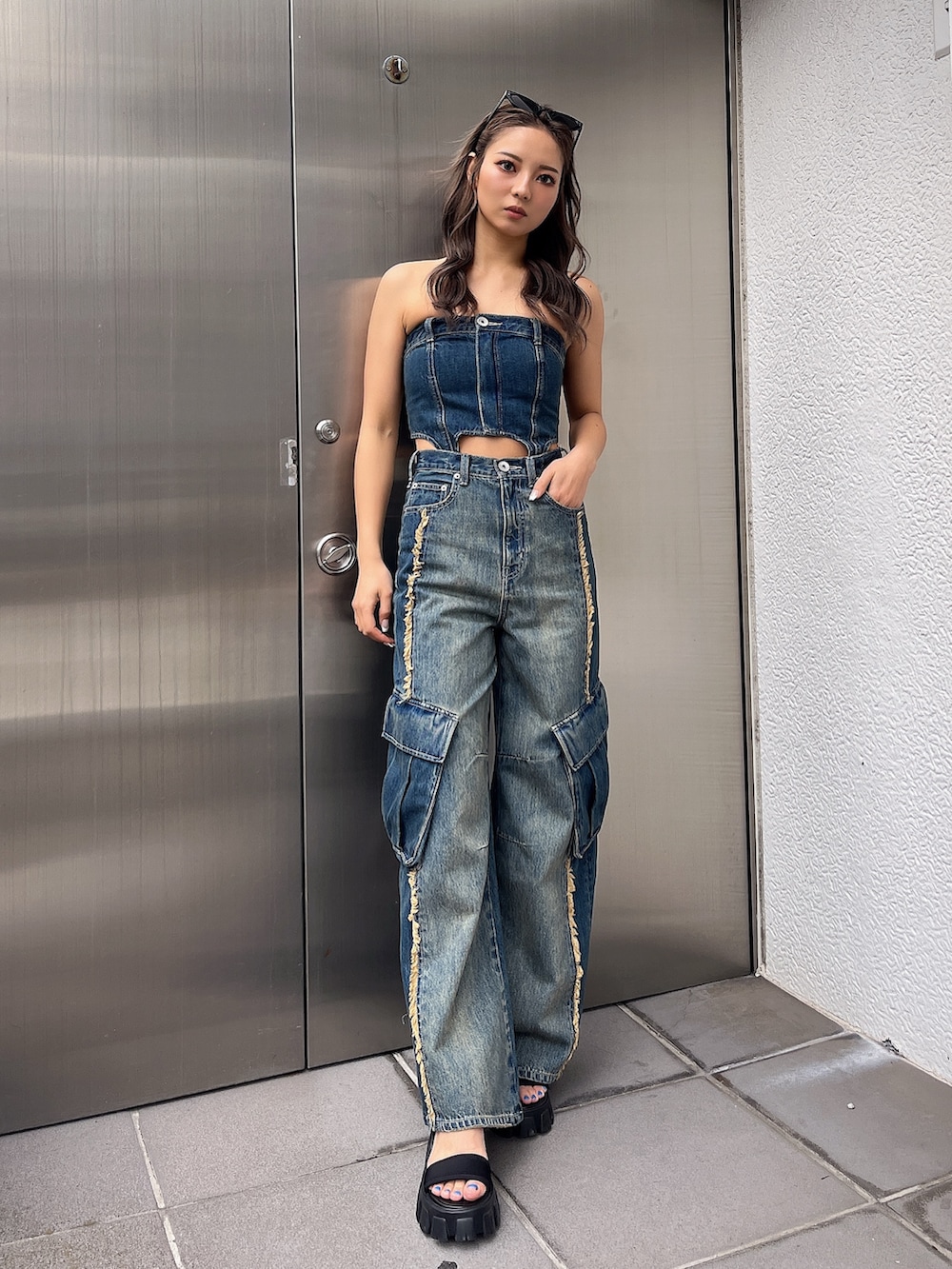 ブルー系のつなぎ/オールインワン、ブラック系のサンダル、ブラック系のサングラスを着用したレディースの夏コーディネートの2枚目の写真