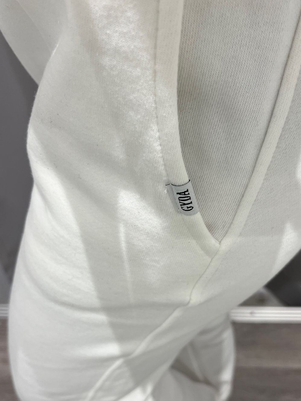 ホワイト系のパンプスを着用したレディースの冬コーディネートの4枚目の写真