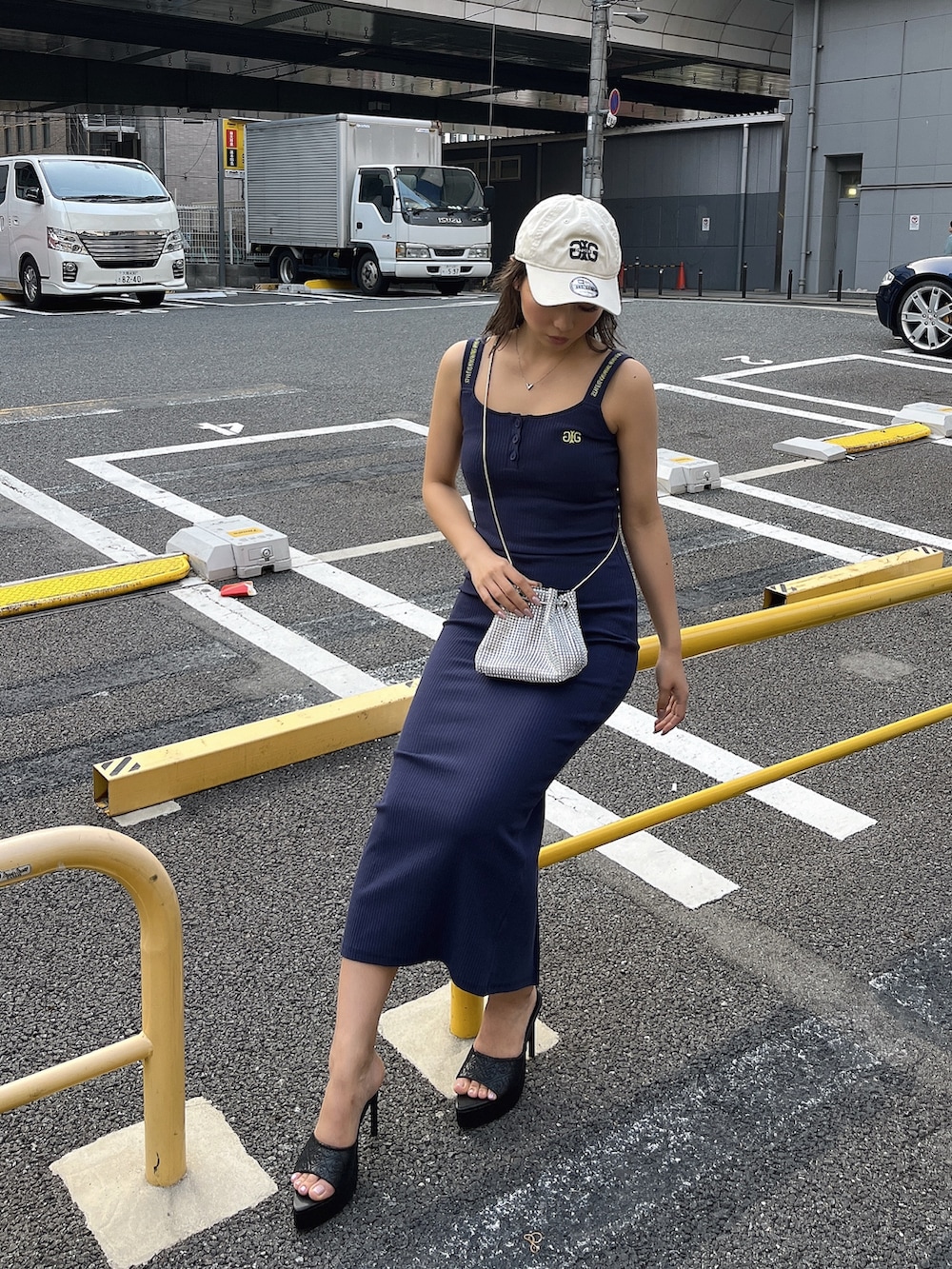 ブルー系のワンピース、ブラック系のパンプスを着用したレディースの春コーディネートの3枚目の写真