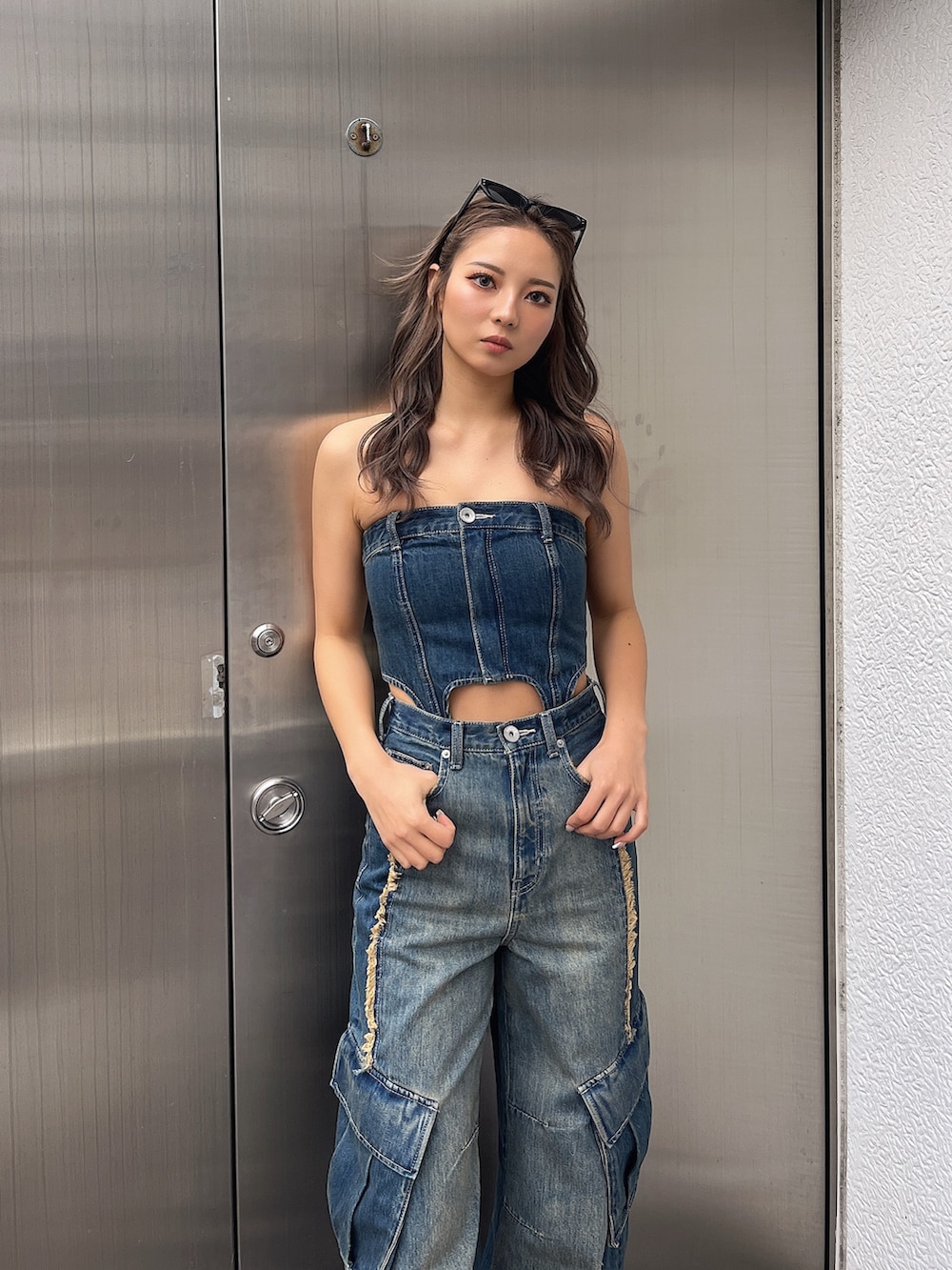 ブルー系のつなぎ/オールインワン、ブラック系のサンダル、ブラック系のサングラスを着用したレディースの夏コーディネートの5枚目の写真