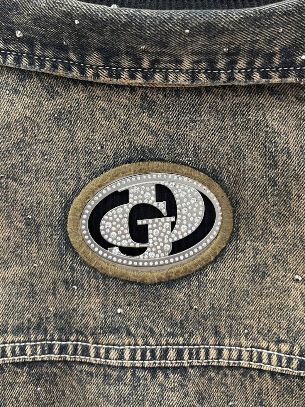 ブラック系のブーツ、ブラック系のTシャツ/カットソー、ブルー系のデニムジャケットを着用したレディースの秋コーディネートの6枚目の写真