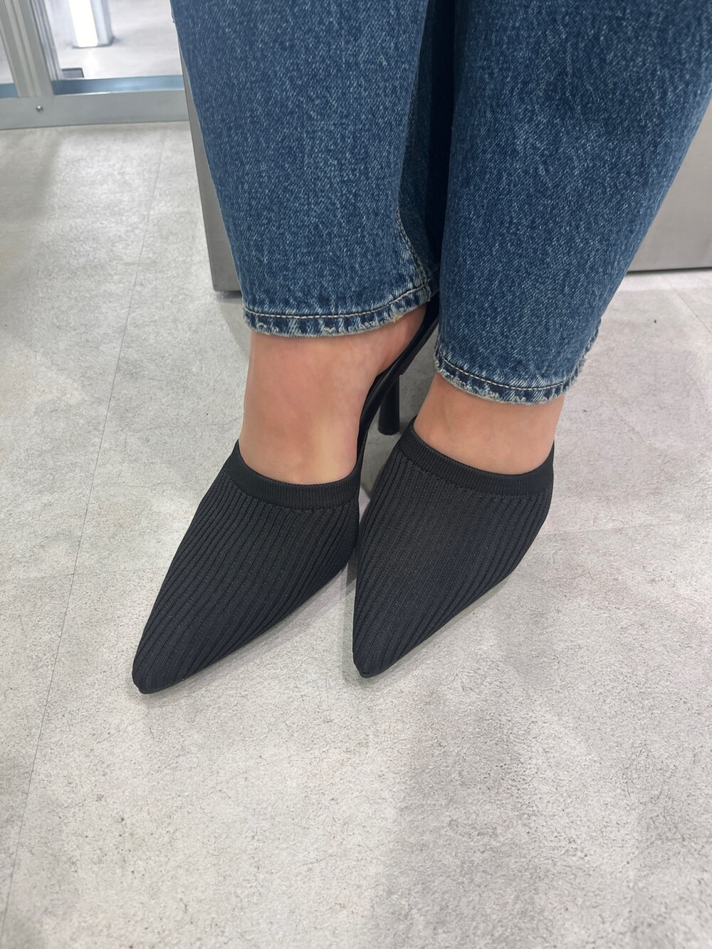 その他のニット/セーター、ブルー系のデニムパンツ、ブラック系のパンプスを着用したレディースの冬コーディネートの6枚目の写真