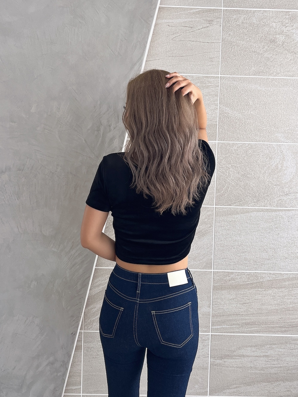 ブラック系のTシャツ/カットソー、ブルー系のデニムパンツを着用したレディースの夏コーディネートの3枚目の写真