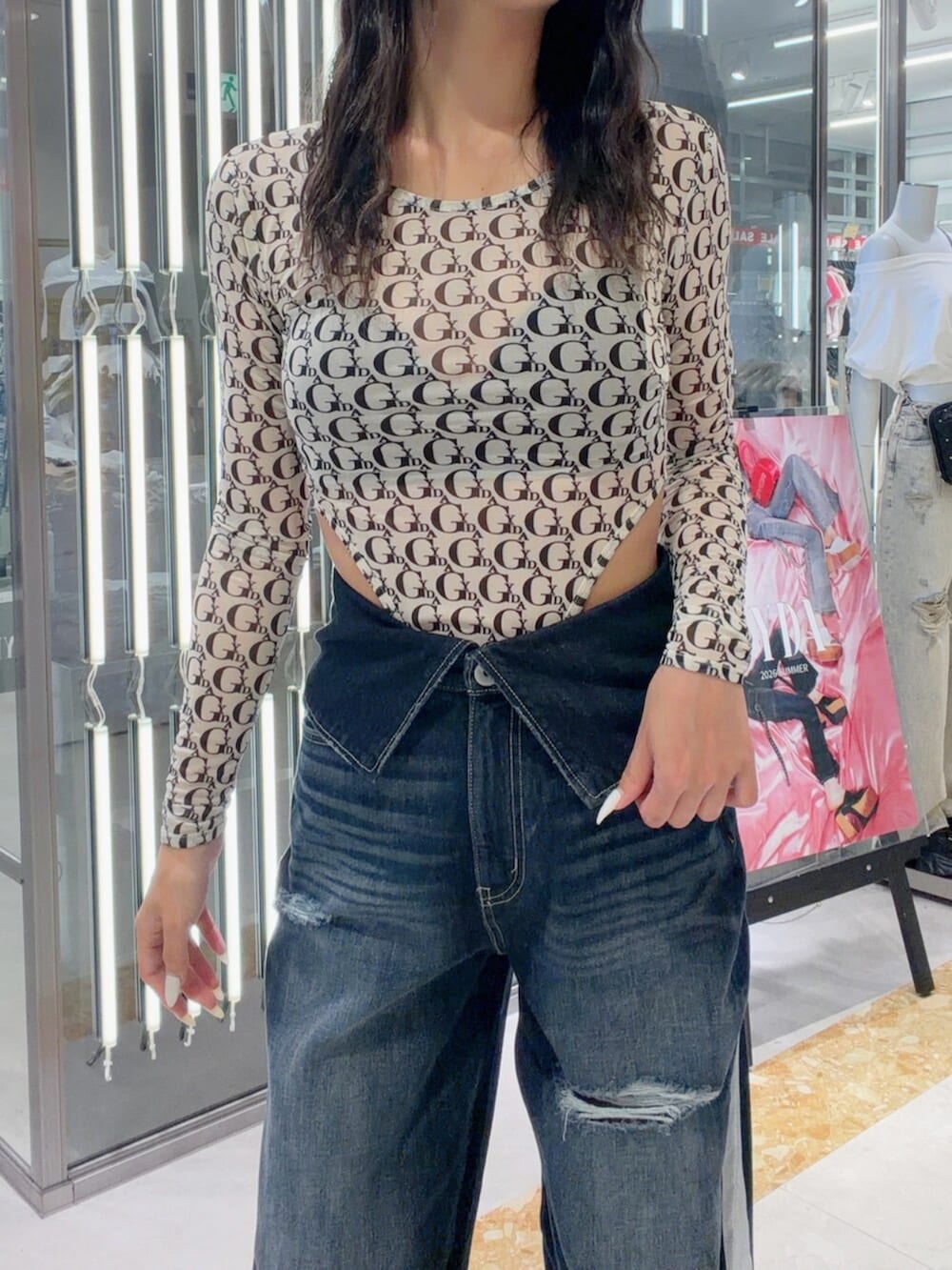 ブラック系のパンプス、ホワイト系のTシャツ/カットソー、ブルー系のデニムパンツを着用したレディースの夏コーディネートの6枚目の写真