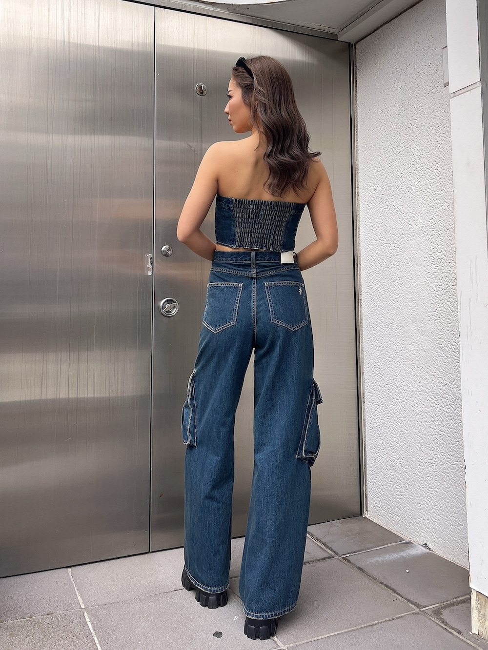 ブルー系のつなぎ/オールインワン、ブラック系のサンダル、ブラック系のサングラスを着用したレディースの夏コーディネートの3枚目の写真