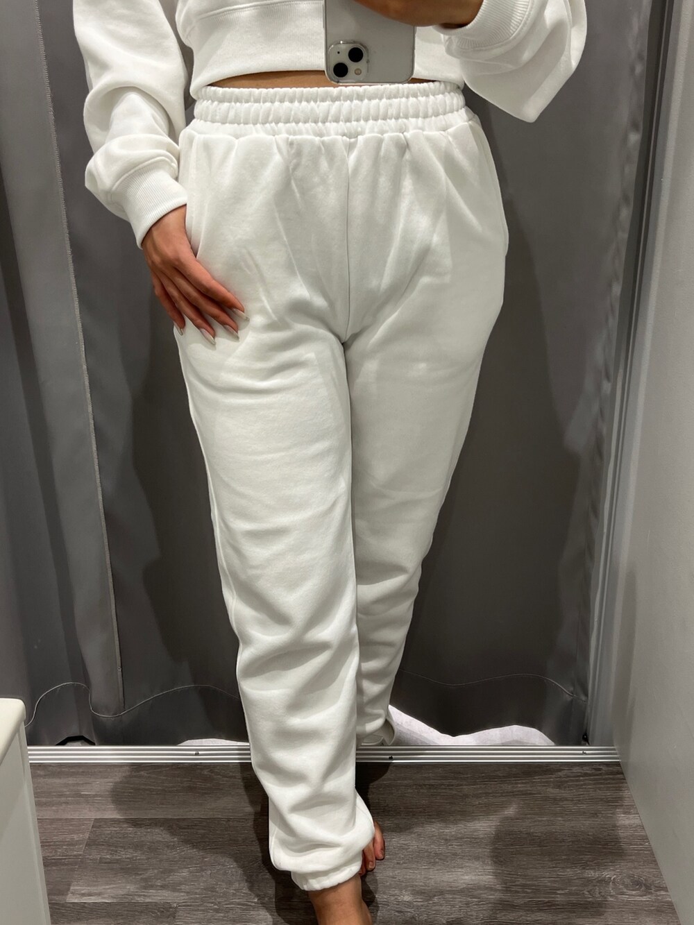 ホワイト系のパンプスを着用したレディースの冬コーディネートの3枚目の写真