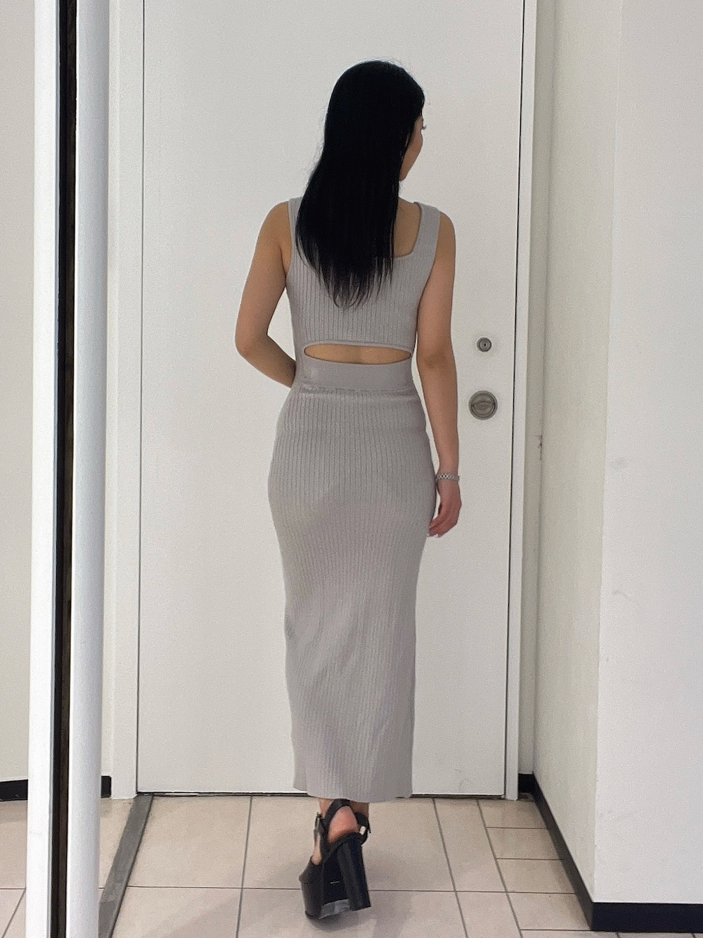 グレー系のワンピース、ブラック系のサンダルを着用したレディースの春コーディネートの5枚目の写真