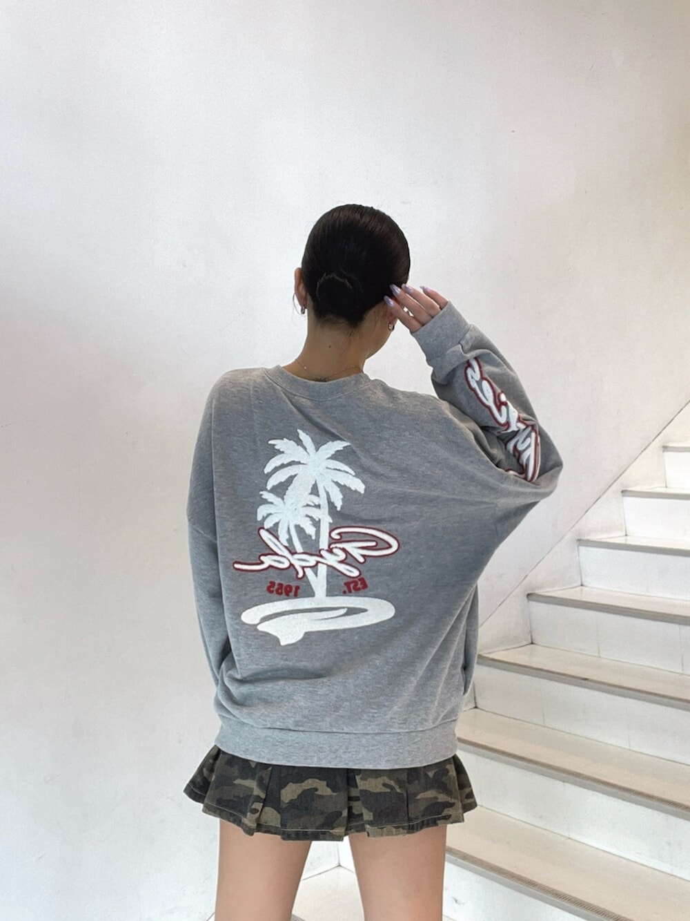 ブラック系のブーツ、グレー系のスウェット、その他のデニムスカートを着用したレディースの秋コーディネートの7枚目の写真