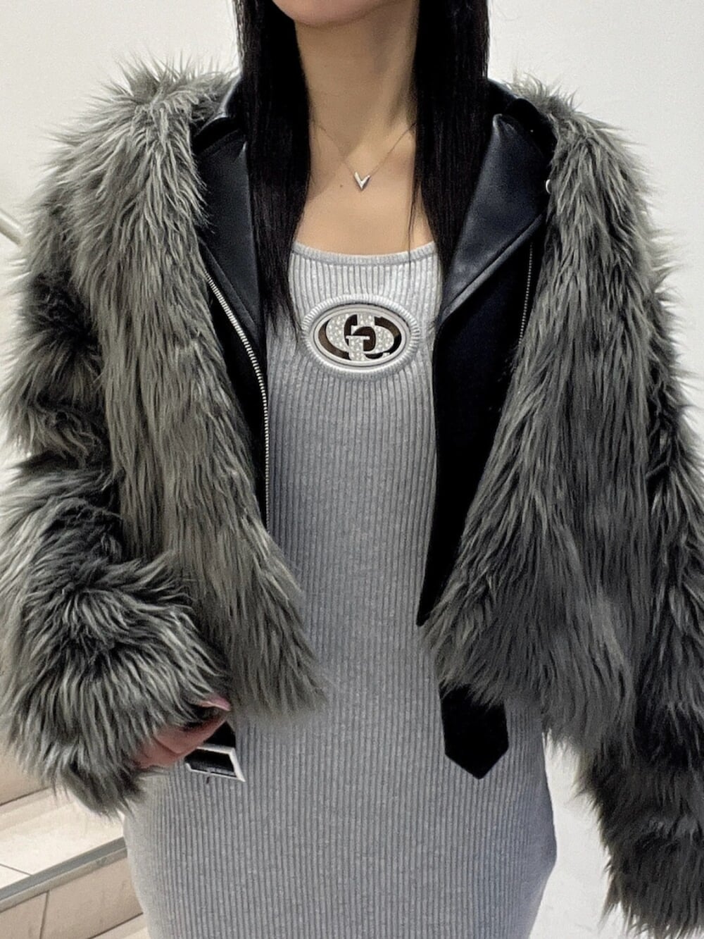 ブラック系のブーツ、グレー系のワンピース、グレー系のライダースジャケットを着用したレディースの冬コーディネートの5枚目の写真