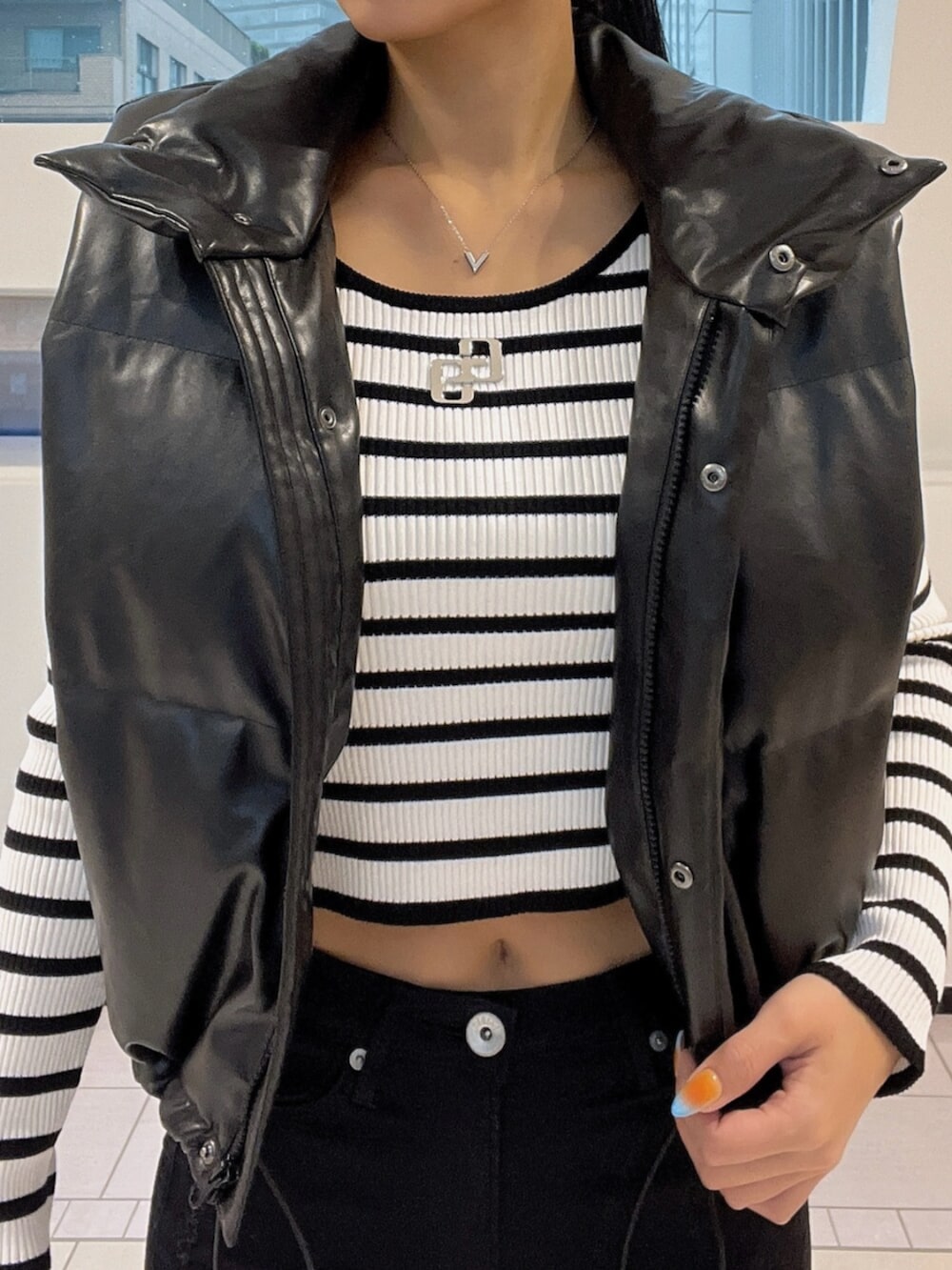 ブラック系のブーツ、その他のニット/セーター、ブラック系のダウンジャケット/コートを着用したレディースの秋コーディネートの6枚目の写真