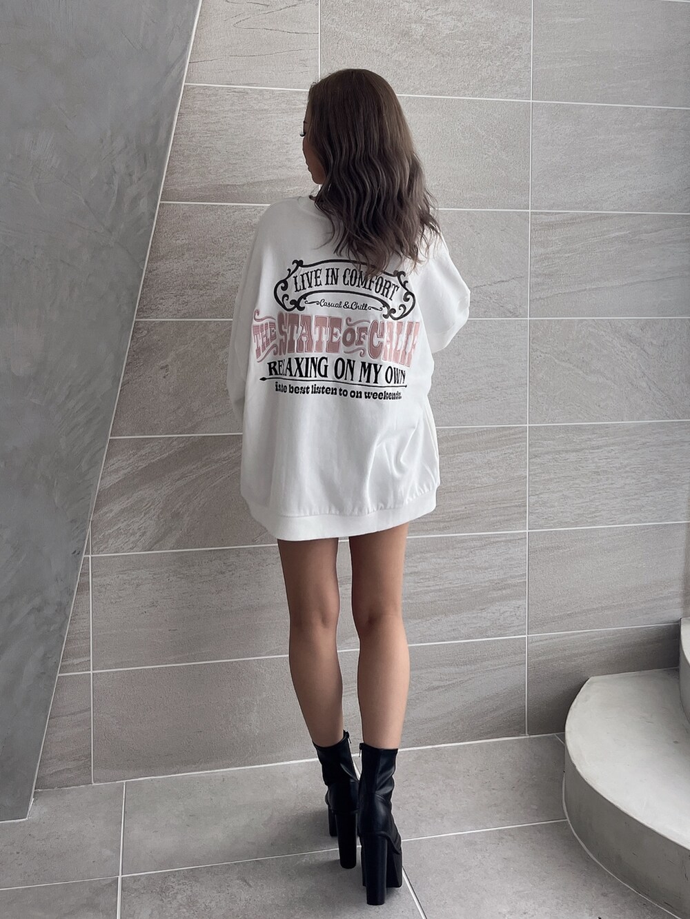 ホワイト系のスウェット、グレー系のその他パンツを着用したレディースの夏コーディネートの3枚目の写真