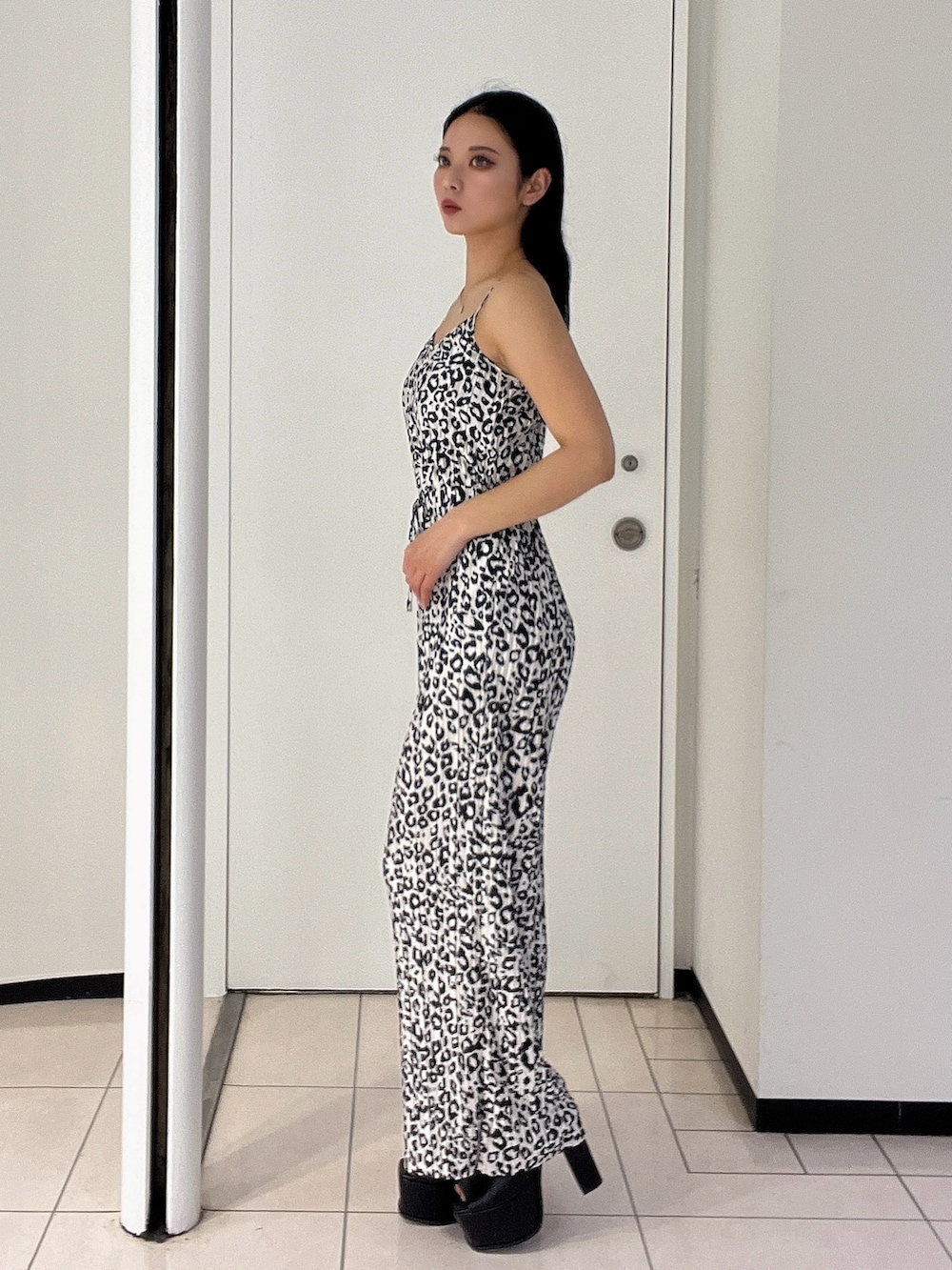 その他のつなぎ/オールインワン、ブラック系のサンダルを着用したレディースの春コーディネートの4枚目の写真