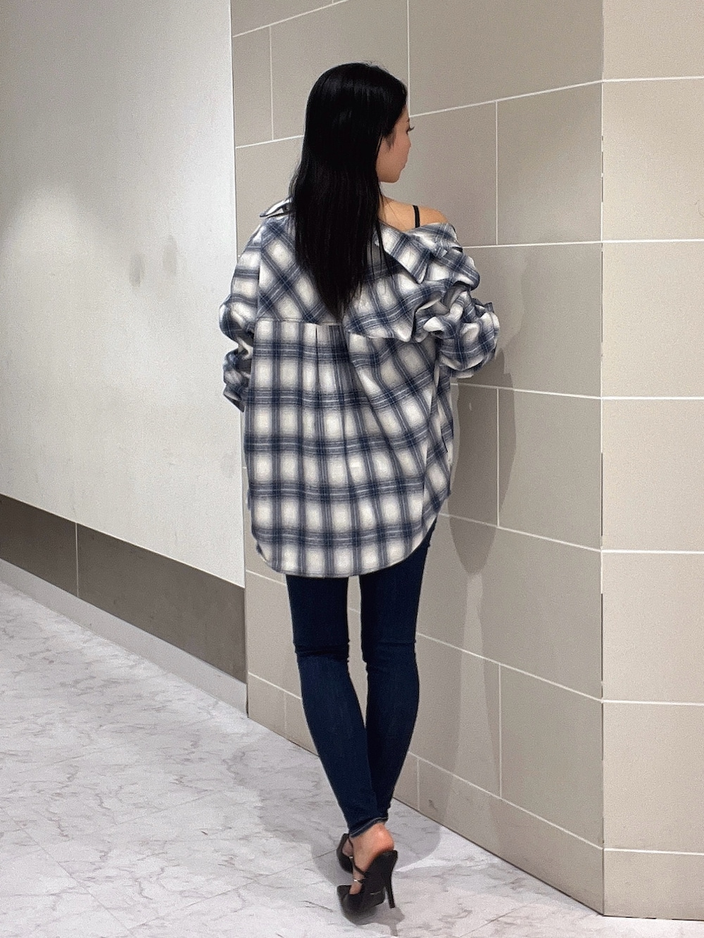 ブラック系のキャミソール、ブルー系のシャツ/ブラウス、ブルー系のデニムパンツを着用したレディースの春コーディネートの5枚目の写真