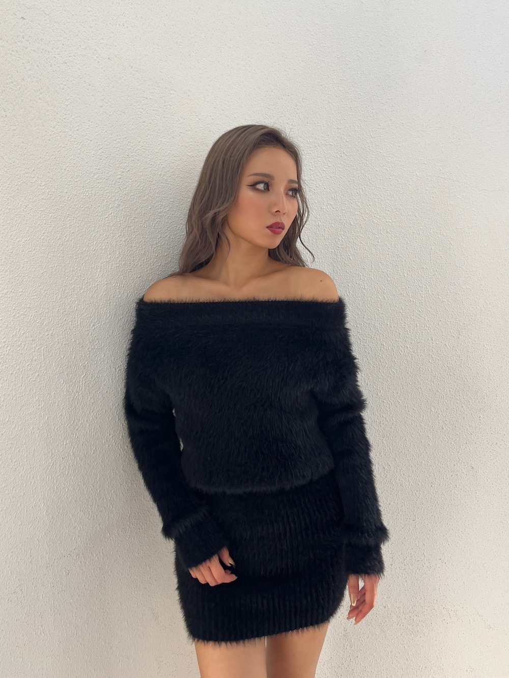 ブラック系のワンピース、ブラック系のブーツを着用したレディースの秋コーディネートの2枚目の写真