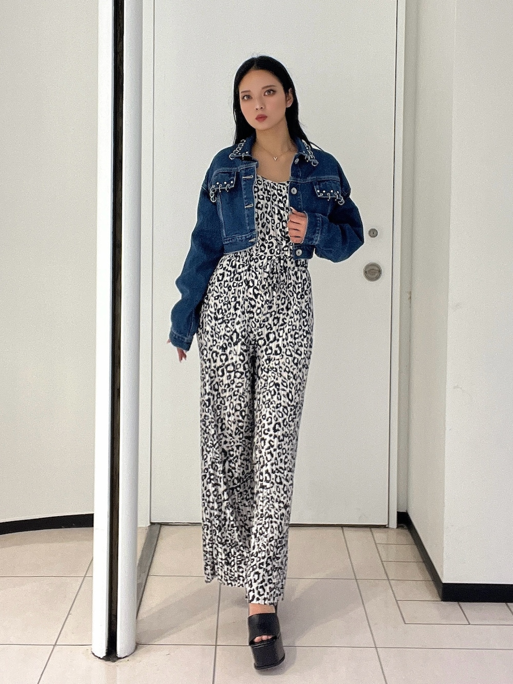 その他のつなぎ/オールインワン、ブラック系のサンダル、ブルー系のデニムジャケットを着用したレディースの春コーディネートの3枚目の写真