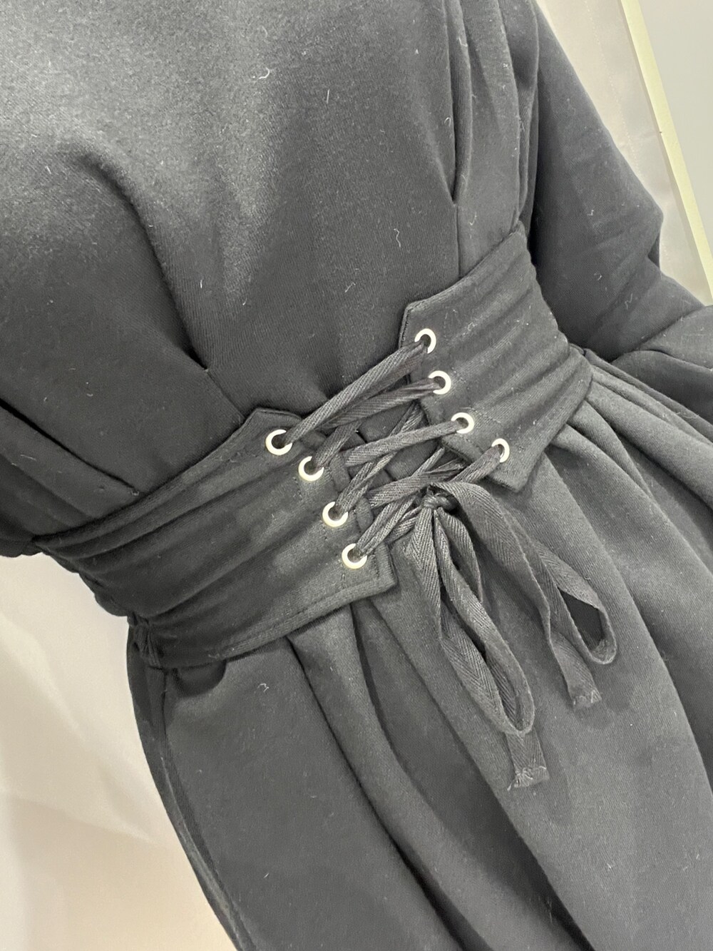 ブラック系のワンピース、ブラック系のブーツを着用したレディースの秋コーディネートの4枚目の写真