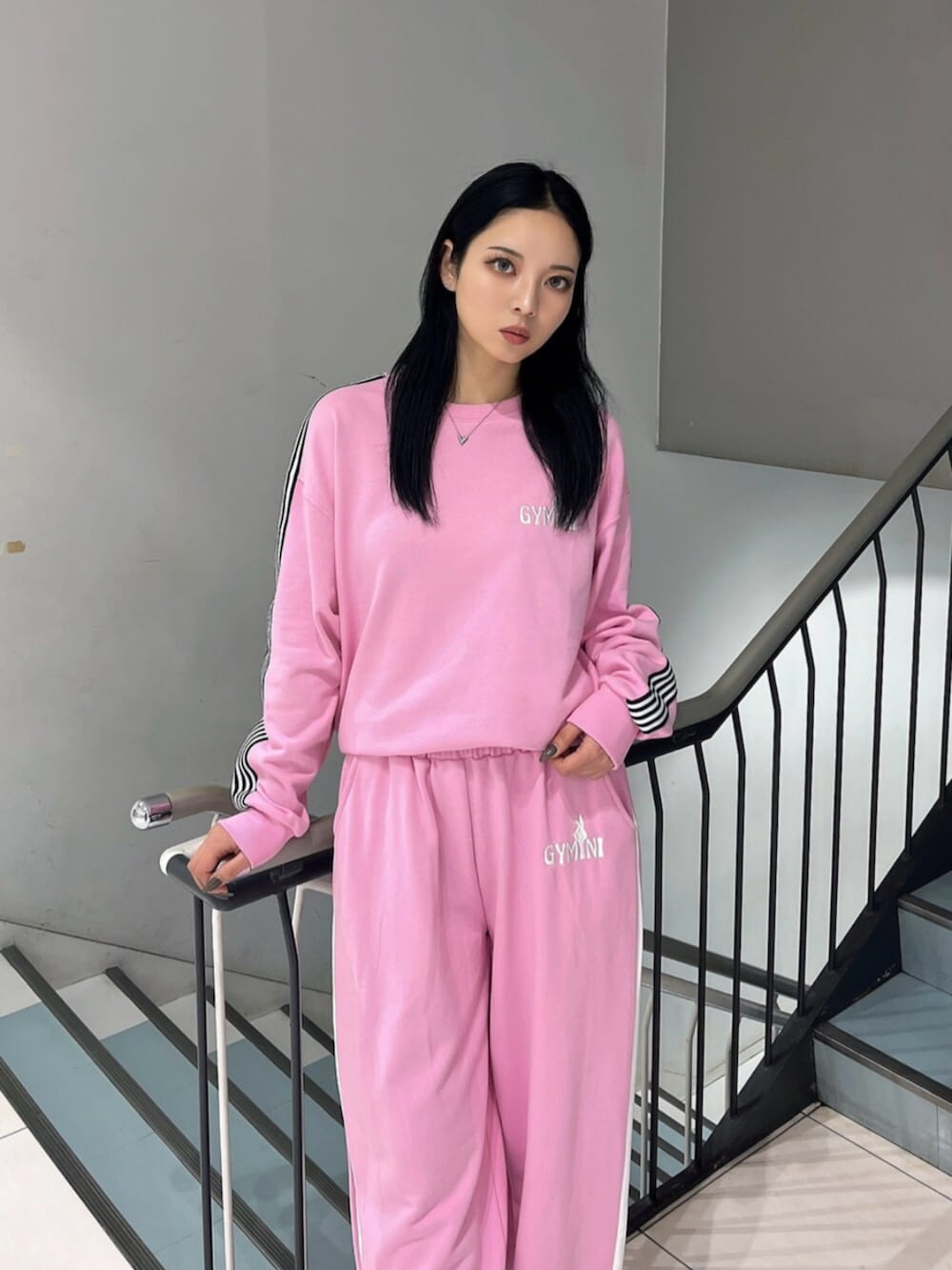 ブラック系のブーツ、ピンク系のスウェット、ピンク系のスウェットパンツを着用したレディースの冬コーディネートの7枚目の写真