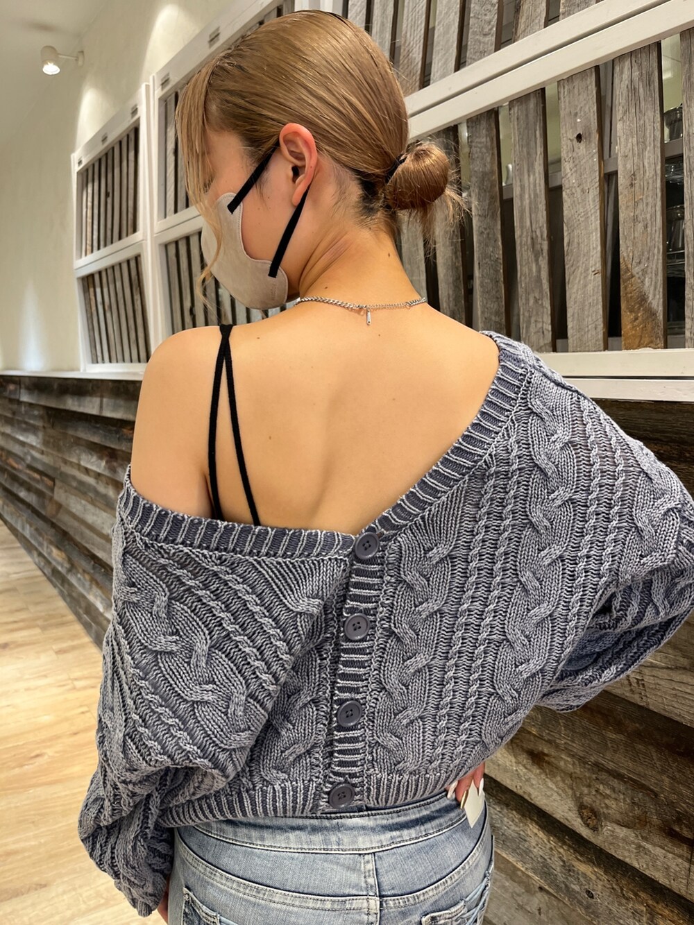 ブラック系のキャミソール、ブルー系のニット/セーター、ブルー系のデニムパンツを着用したレディースの夏コーディネートの4枚目の写真