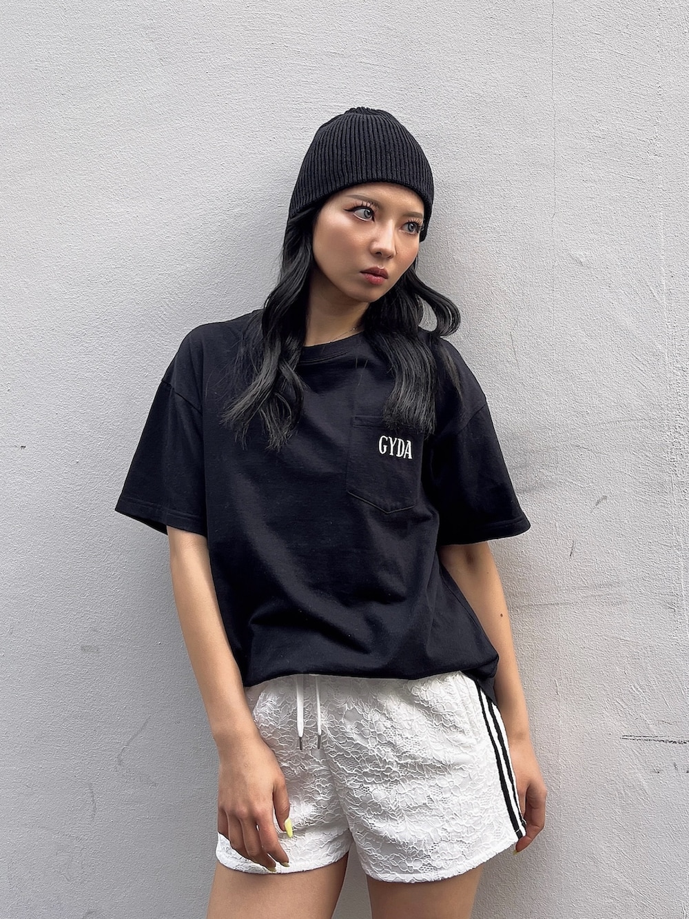 ブラック系のTシャツ/カットソー、ホワイト系のその他パンツを着用したレディースの春コーディネートの2枚目の写真