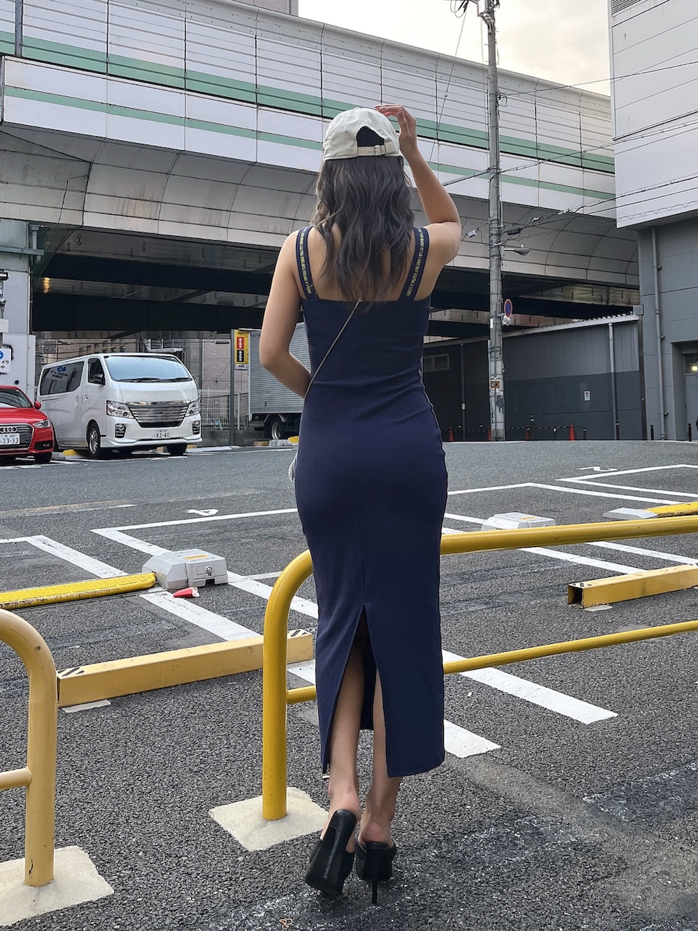 ブルー系のワンピース、ブラック系のパンプスを着用したレディースの春コーディネートの4枚目の写真