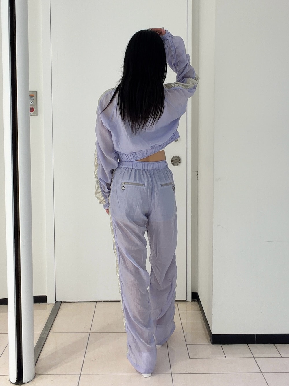パープル系のブルゾン、パープル系のその他パンツ、ホワイト系のキャミソールを着用したレディースの春コーディネートの4枚目の写真