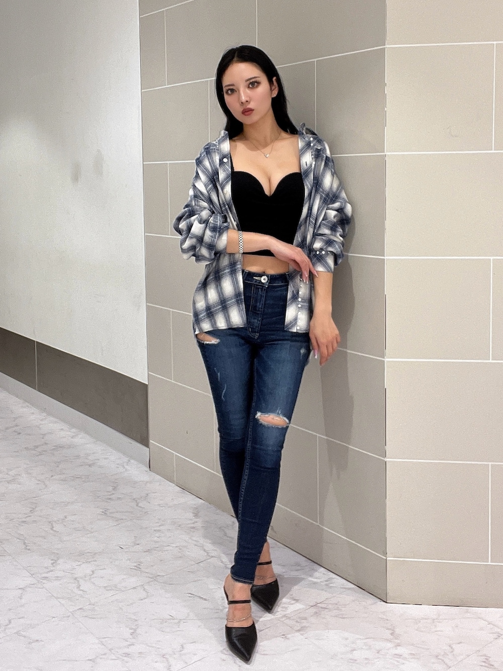 ブラック系のキャミソール、ブルー系のシャツ/ブラウス、ブルー系のデニムパンツを着用したレディースの春コーディネートの3枚目の写真