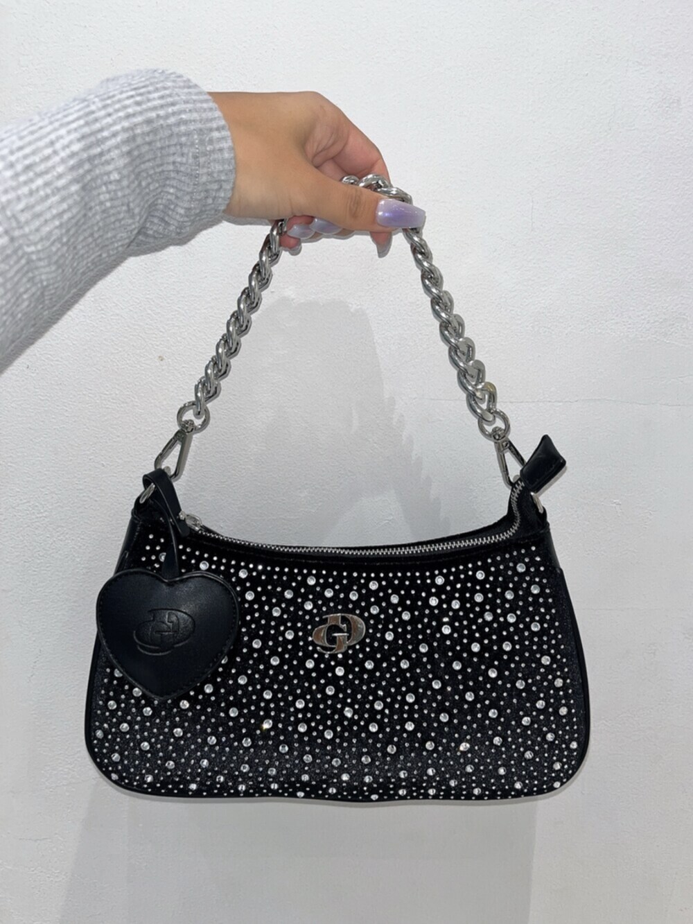 ブラック系のブーツ、ブラック系のスカート、グレー系のTシャツ/カットソーを着用したレディースの秋コーディネートの5枚目の写真